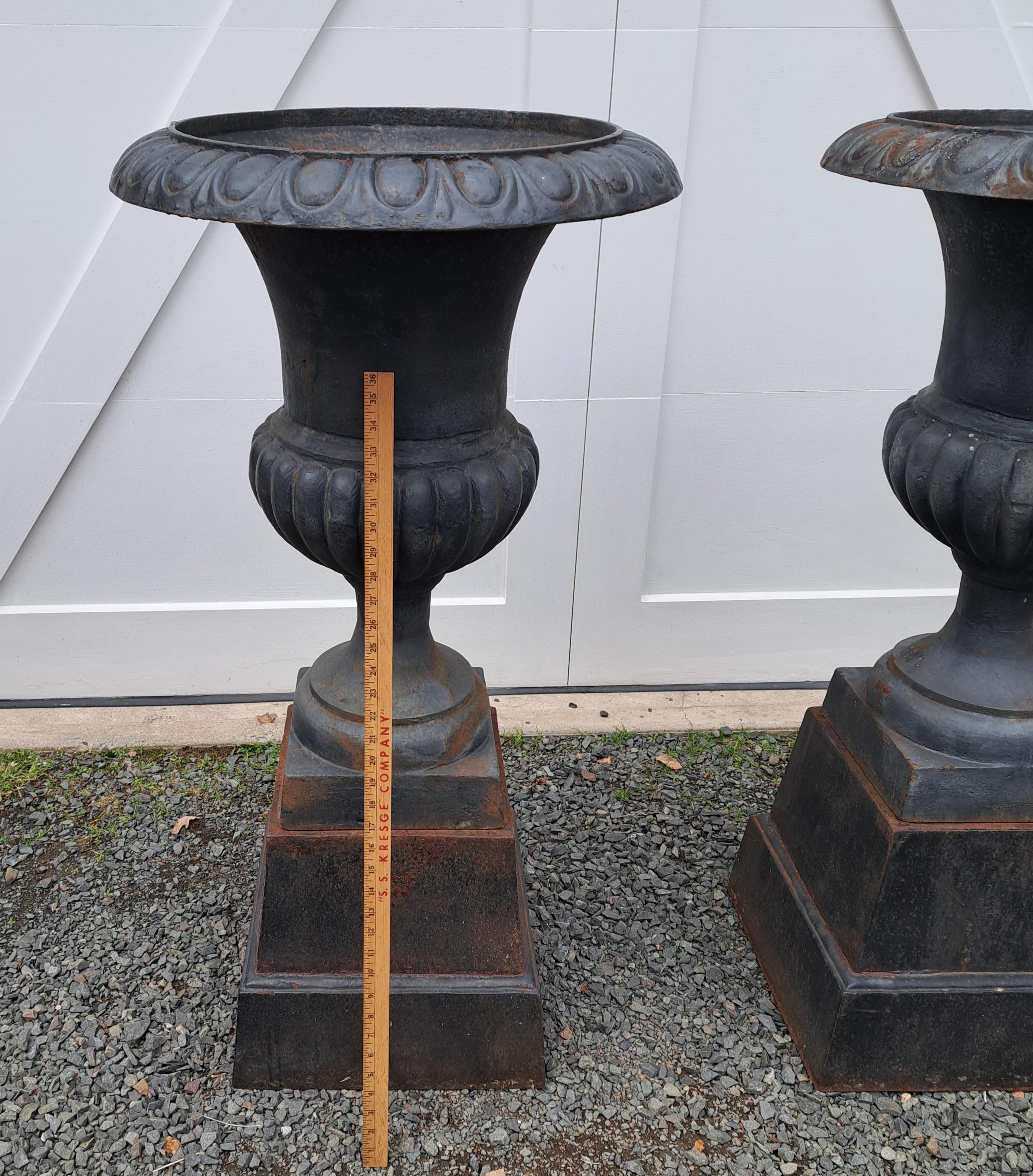 Urne in ghisa 2 pezzi in stile francese vintage in vendita 3