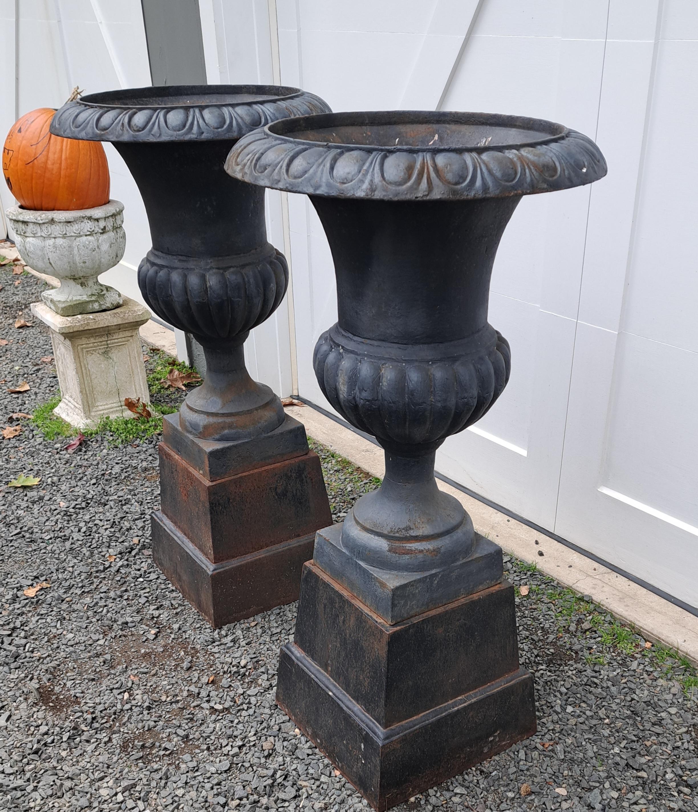 Stile provenzale Urne in ghisa 2 pezzi in stile francese vintage in vendita