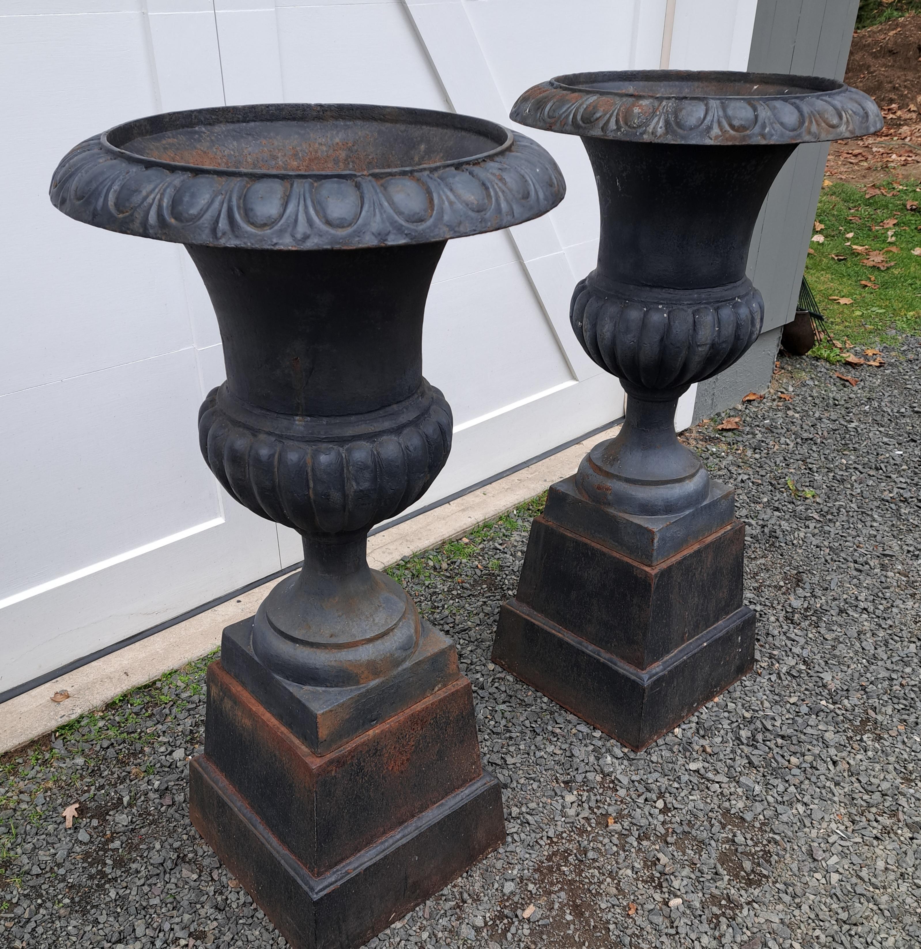 Urne in ghisa 2 pezzi in stile francese vintage In condizioni buone in vendita a Newtown, CT