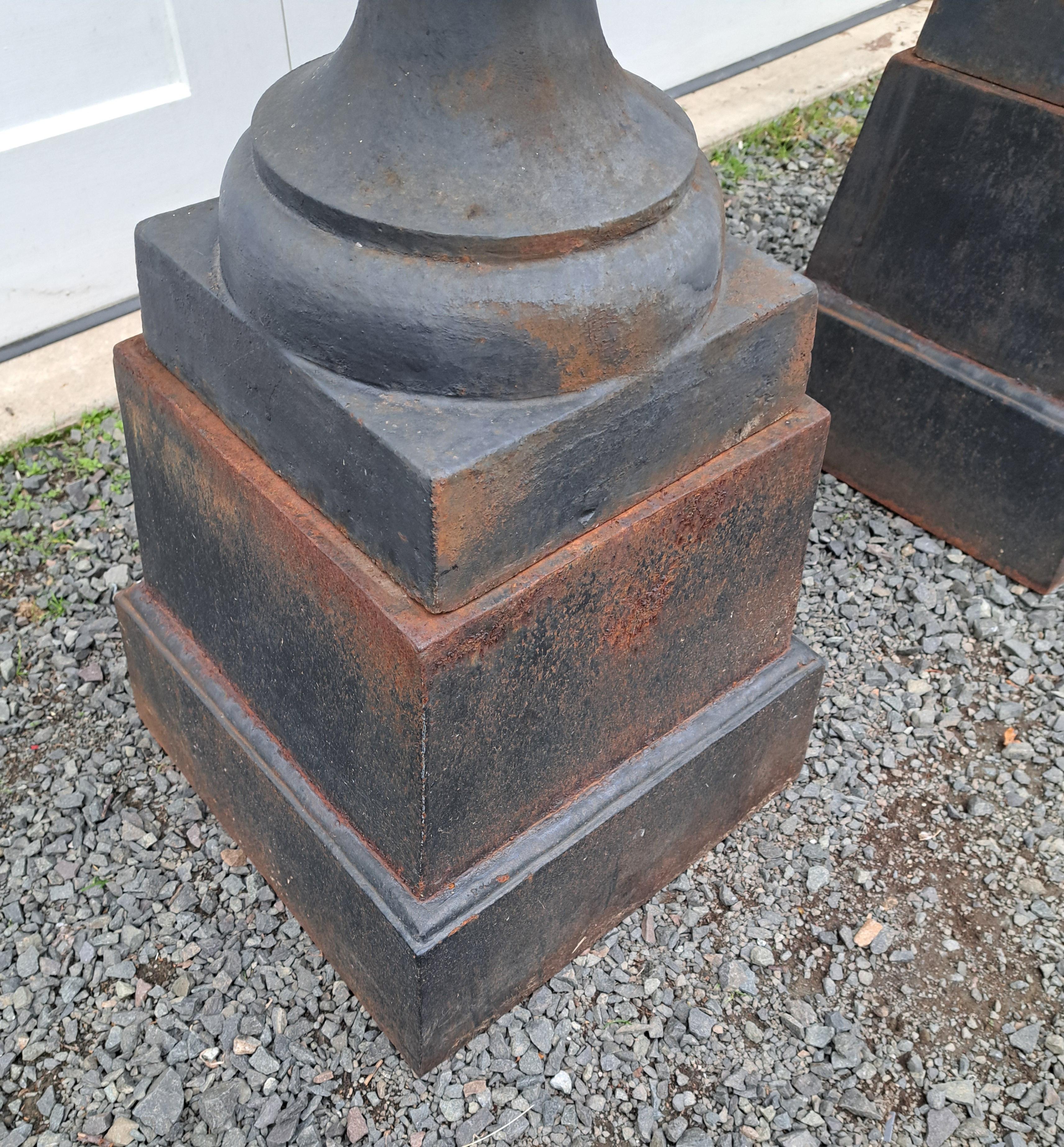 Metà XX secolo Urne in ghisa 2 pezzi in stile francese vintage in vendita