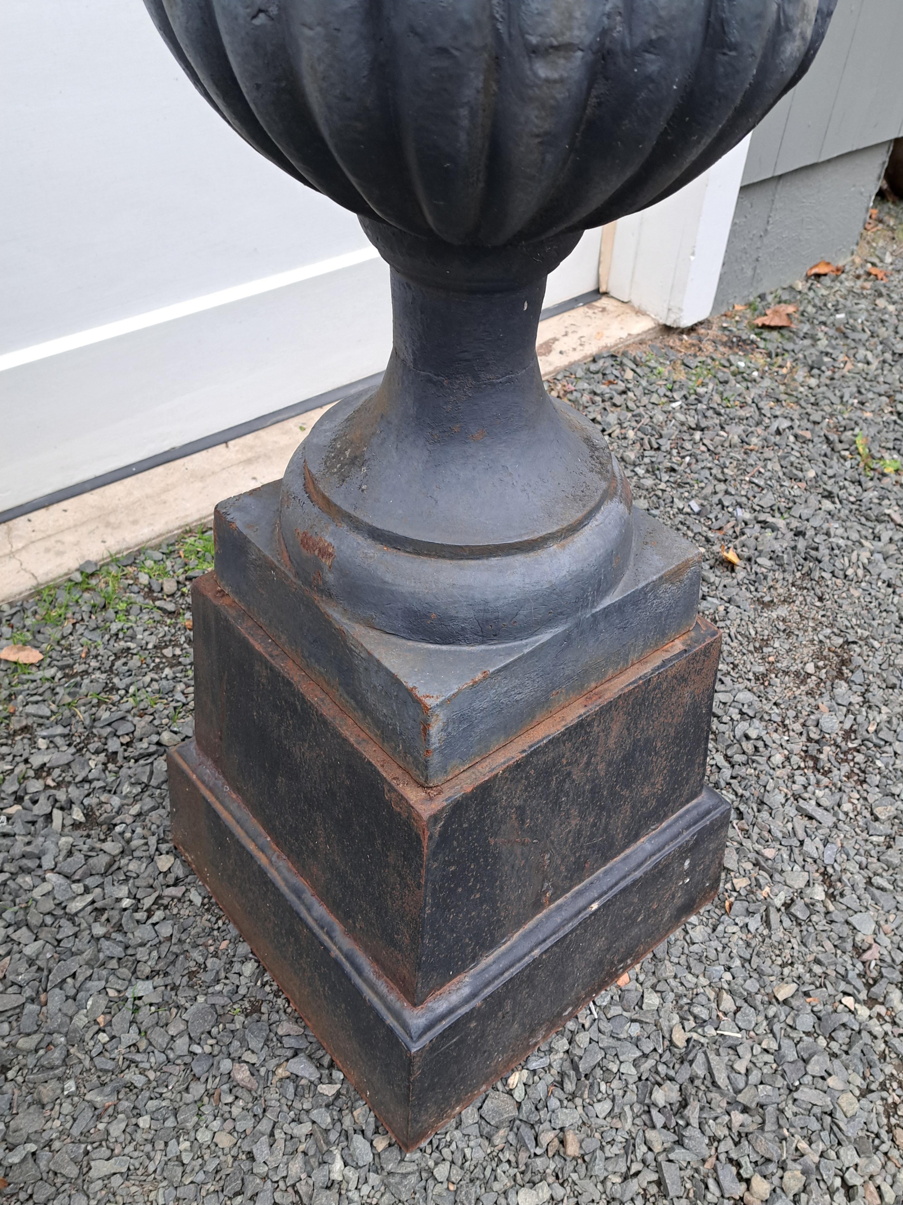 Ferro Urne in ghisa 2 pezzi in stile francese vintage in vendita