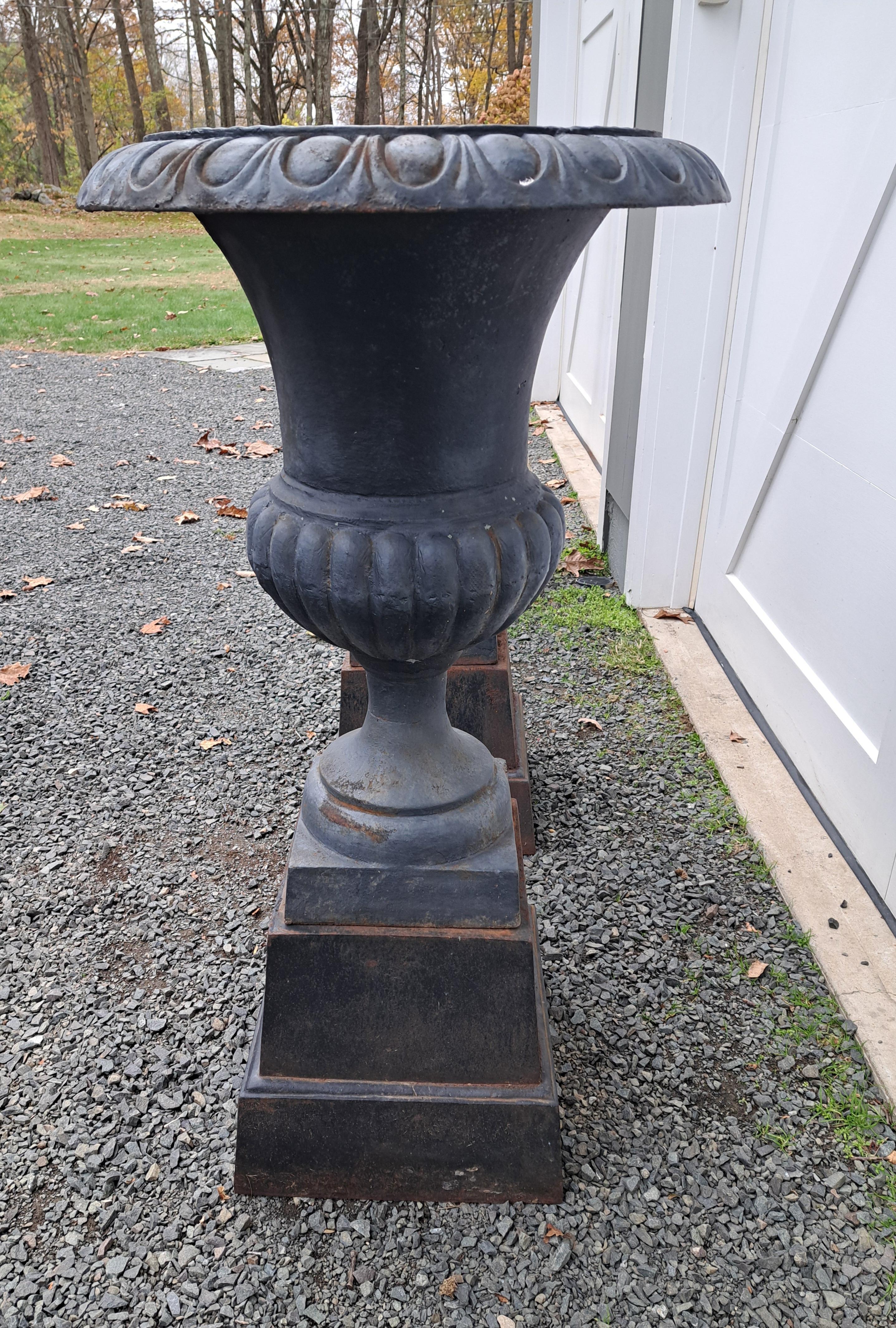 Urne in ghisa 2 pezzi in stile francese vintage in vendita 2