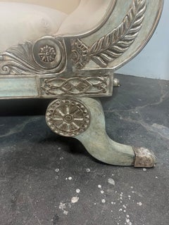 Settee d'epoca in stile francese con finitura in oro 23 carati bianco e imbottitura in mussola