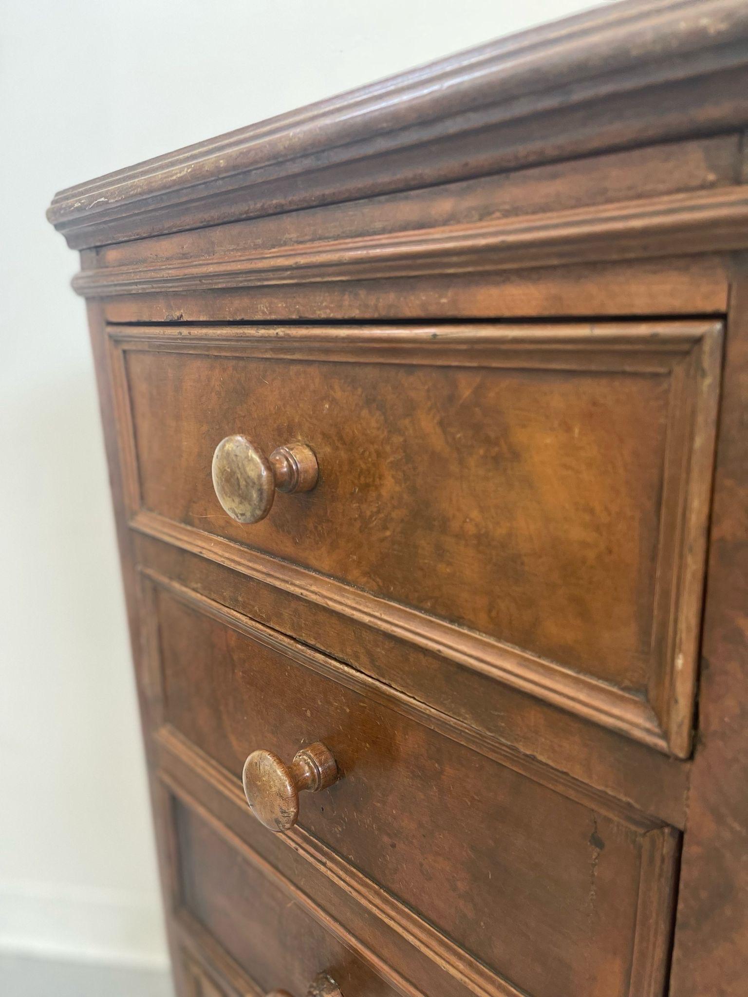 Vintage Französisch Stil Burl Wood Cabinet Nachttisch mit Marmorplatte. (Wurzelholz) im Angebot