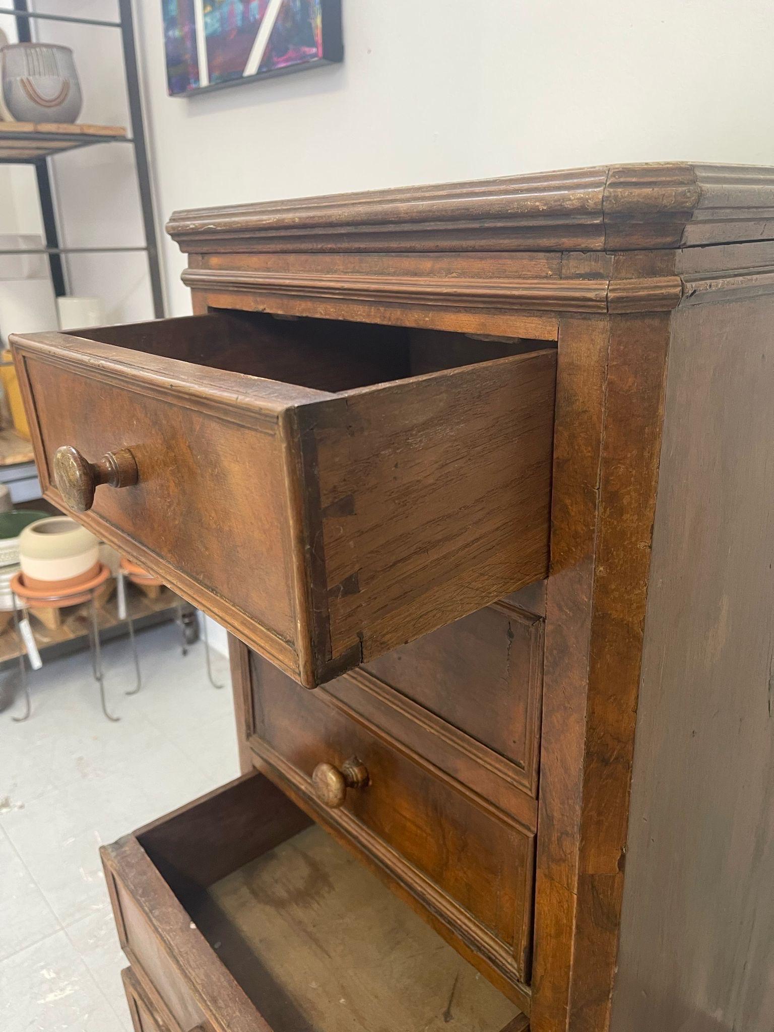 Vintage Französisch Stil Burl Wood Cabinet Nachttisch mit Marmorplatte. im Angebot 1
