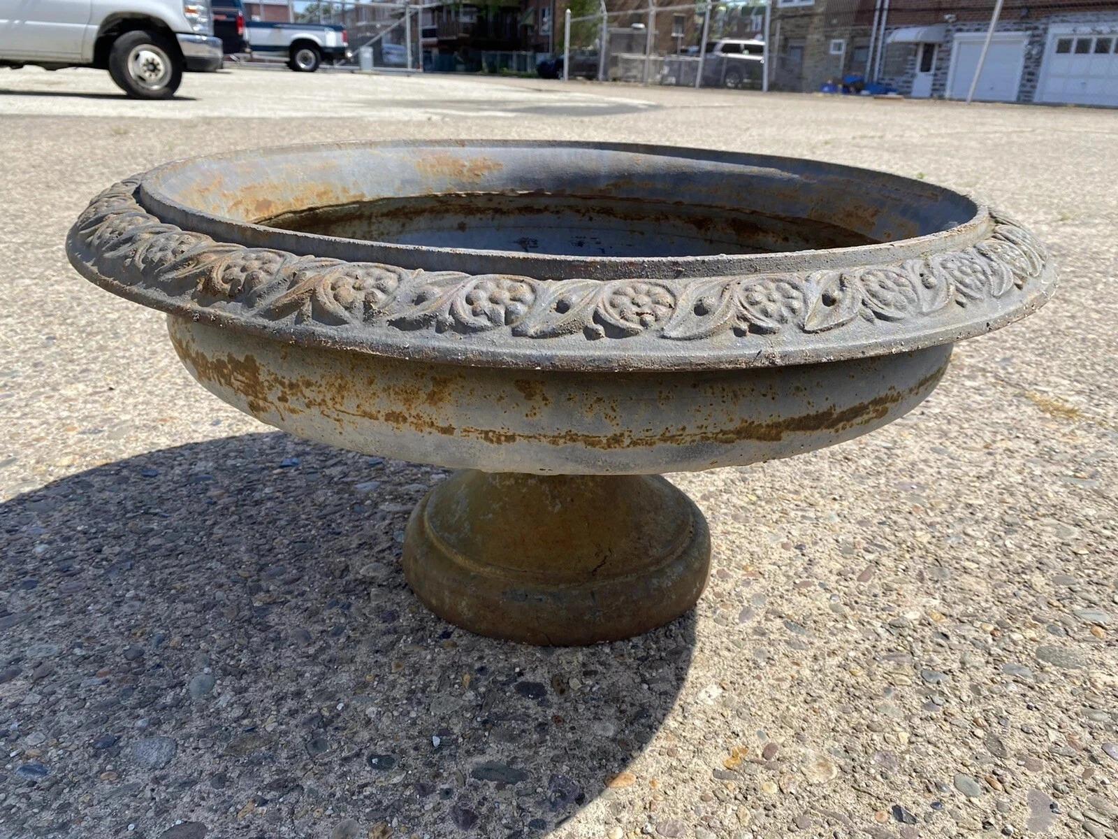 Envíanos un mensaje con tu código postal para solicitar un presupuesto de envío nacional más razonable.

Jardinera redonda de exterior de hierro fundido de estilo francés vintage, baja y ancha, de 34