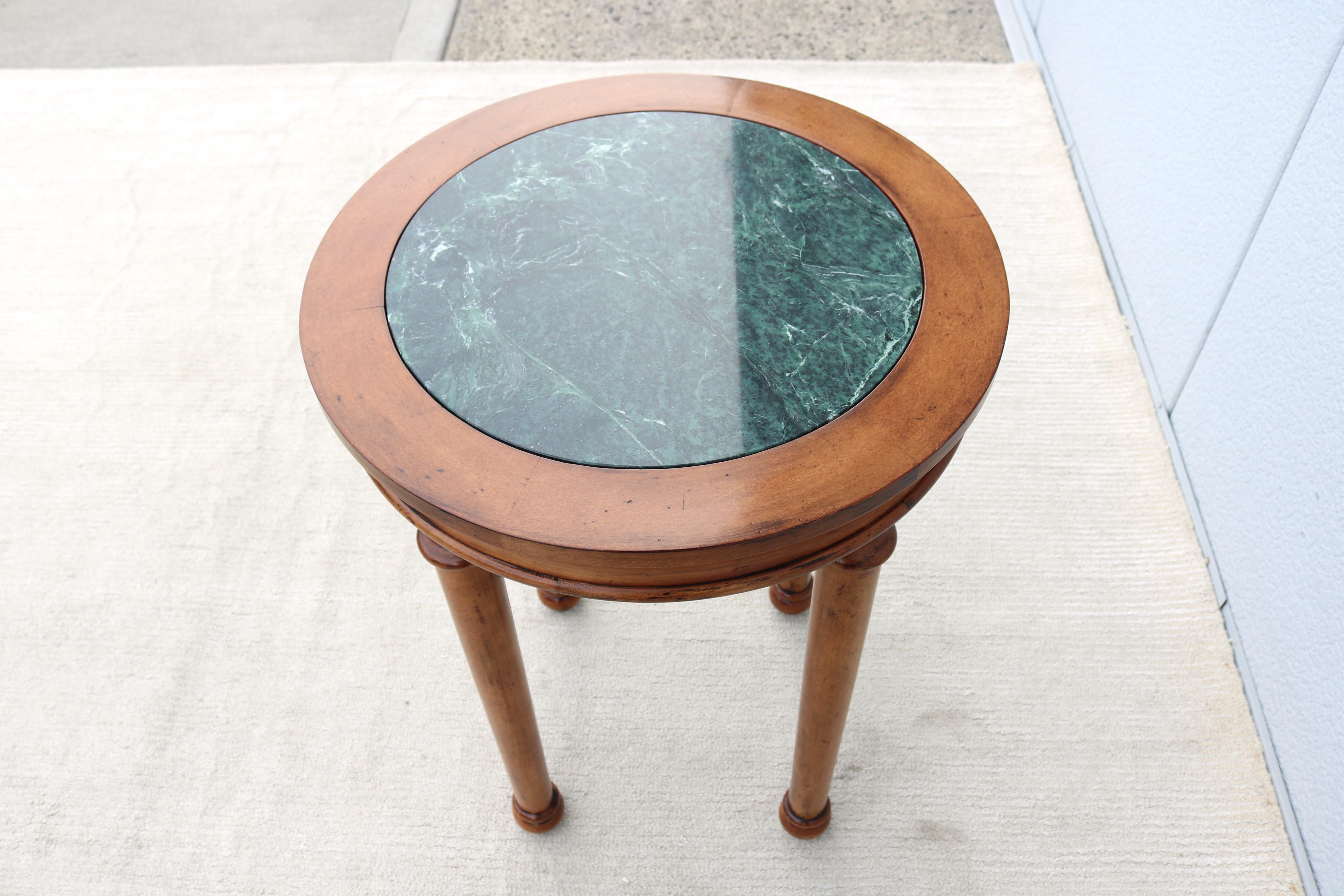 Table d'appoint haute de style français vintage en bois fruitier vieilli et plateau en marbre vert en vente 2