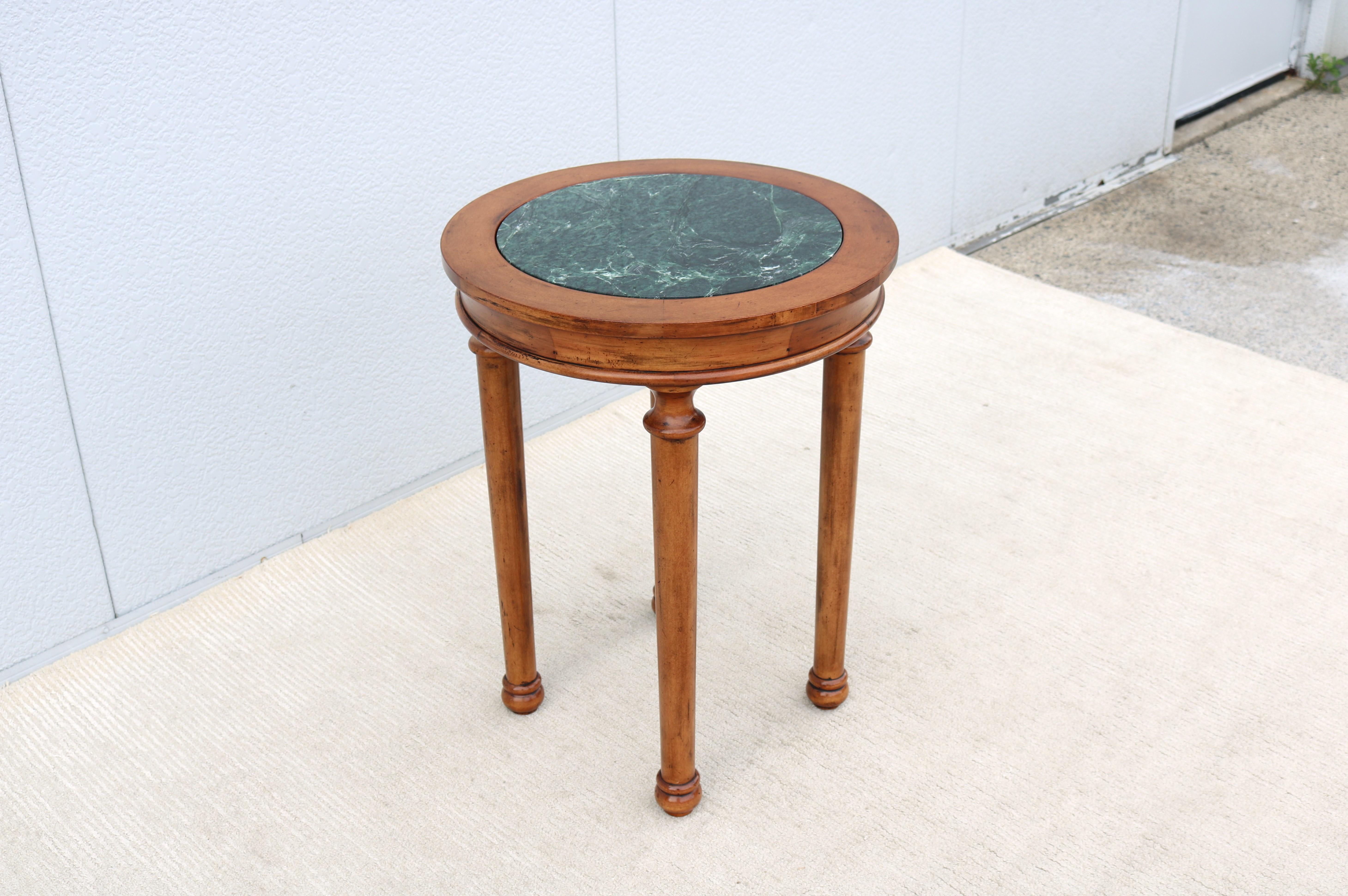 Table d'appoint haute de style français vintage en bois fruitier vieilli et plateau en marbre vert en vente 3