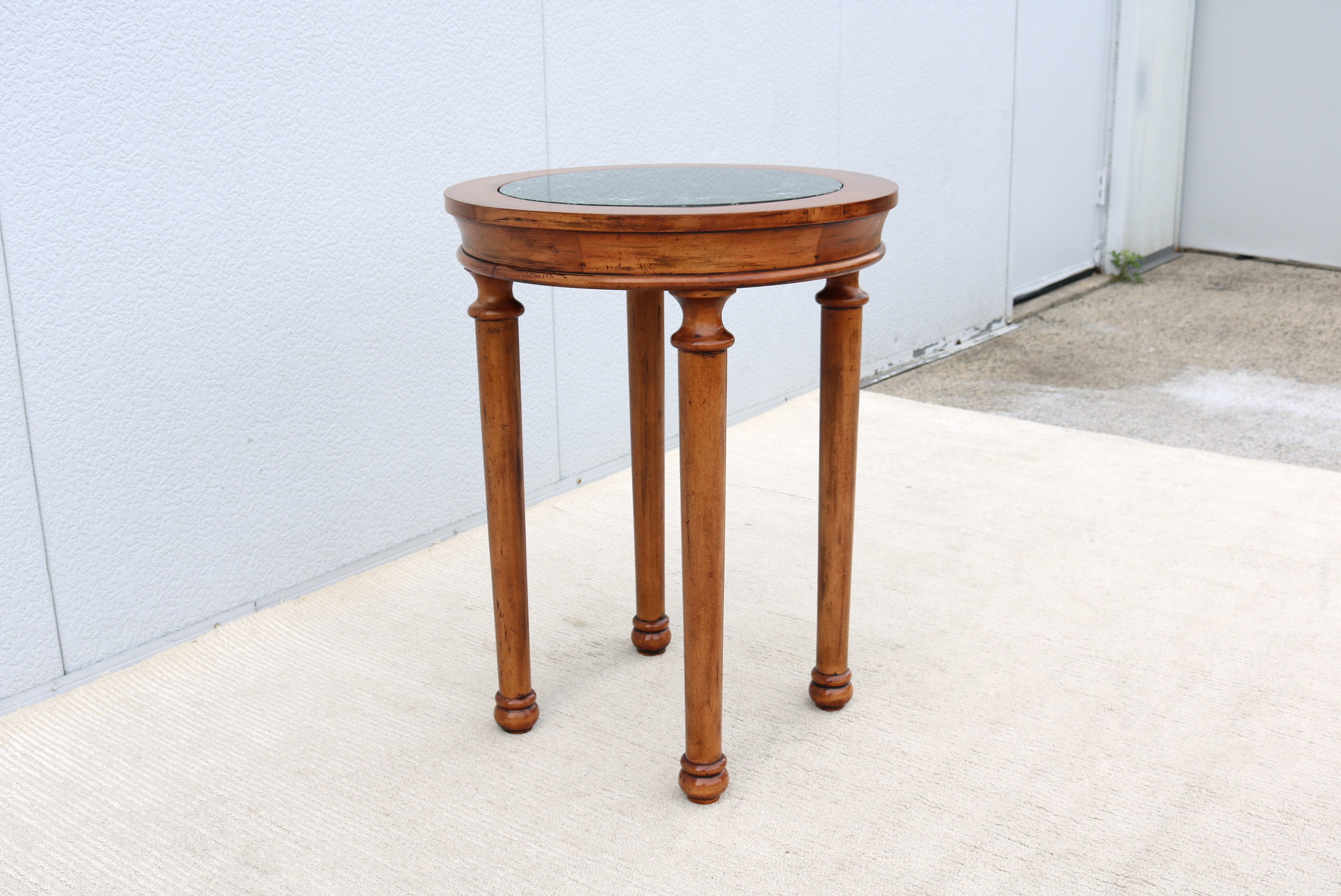 Table d'appoint haute de style français vintage en bois fruitier vieilli et plateau en marbre vert en vente 4