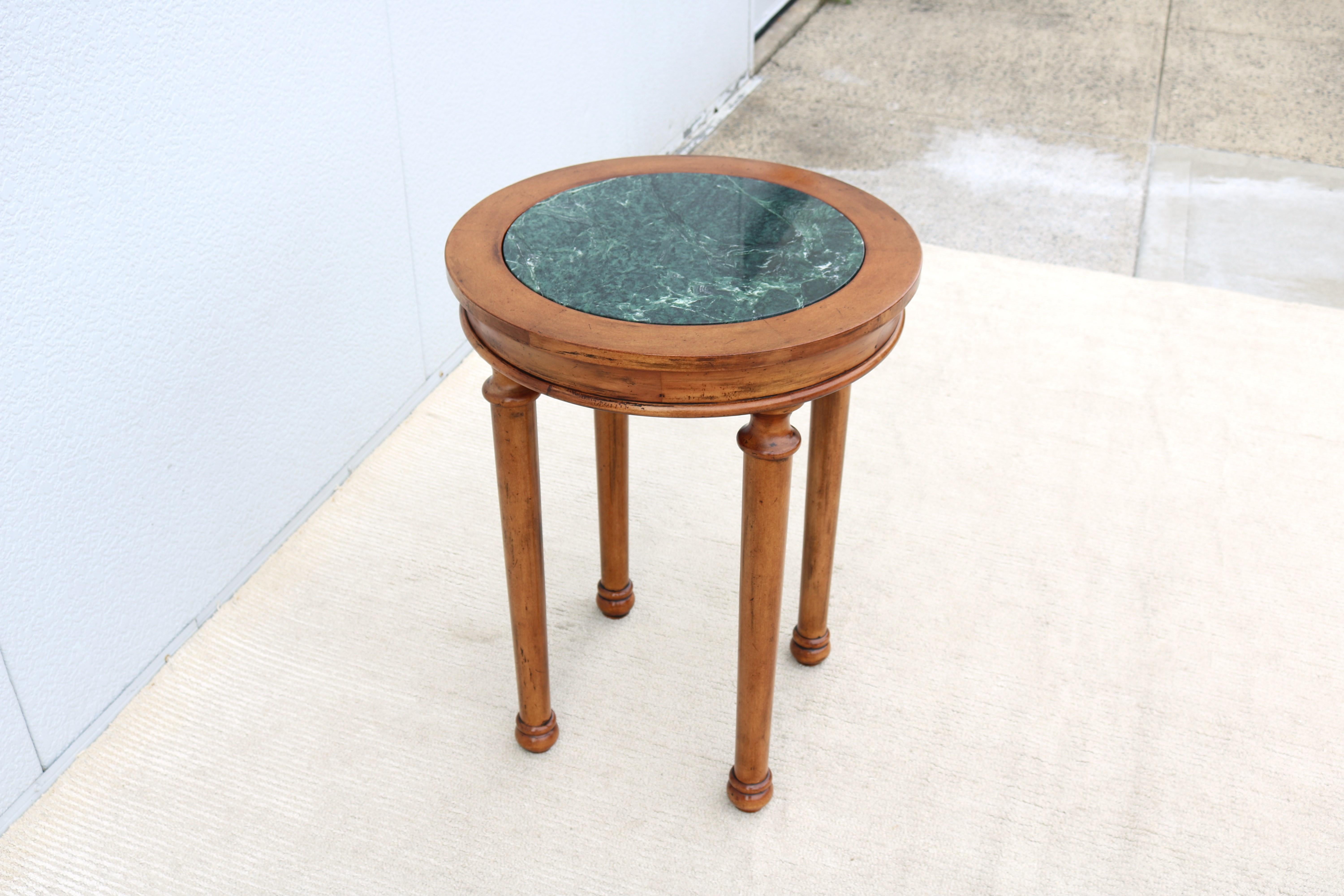 Table d'appoint haute de style français vintage en bois fruitier vieilli et plateau en marbre vert en vente 5