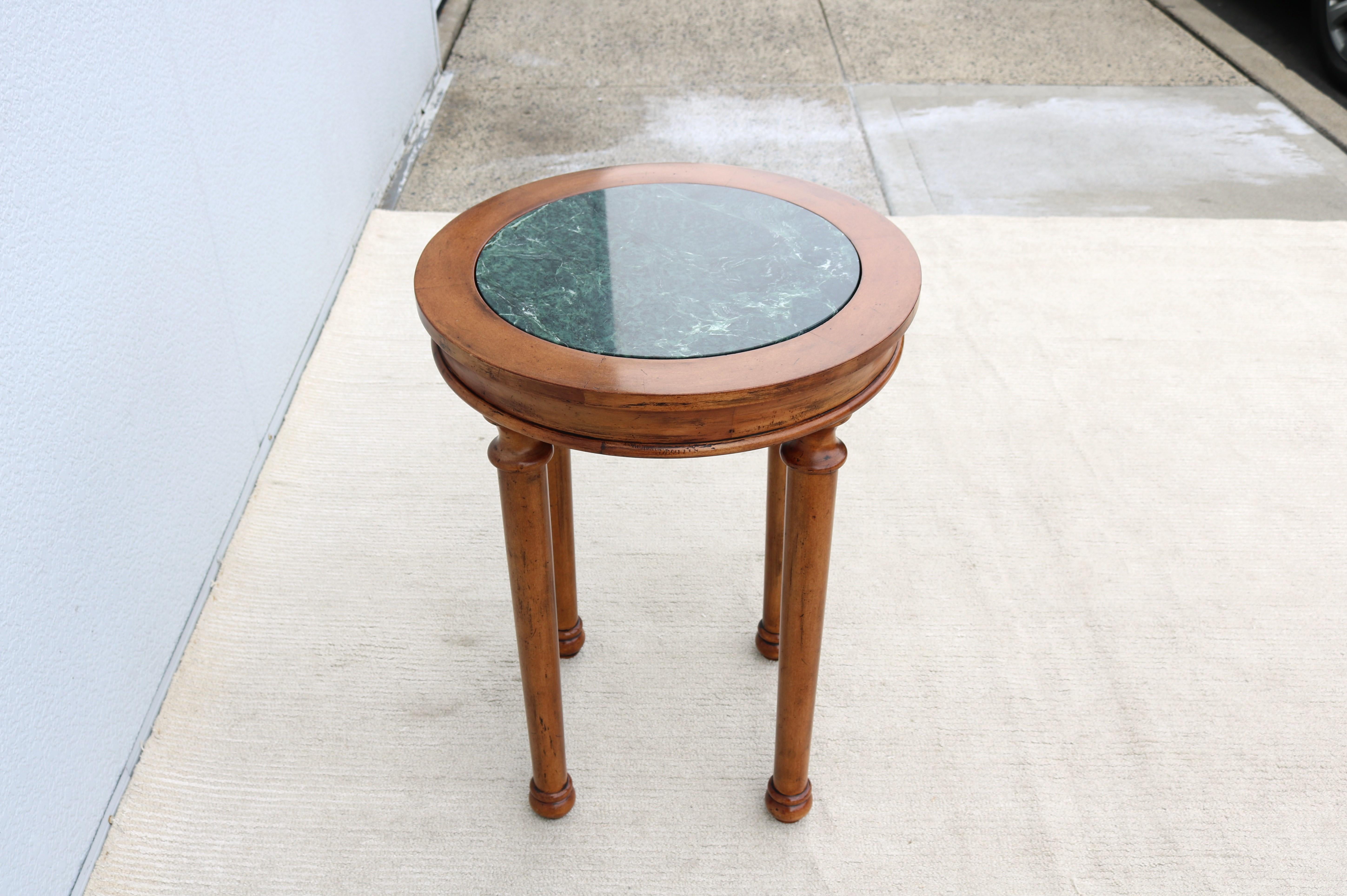 Table d'appoint haute de style français vintage en bois fruitier vieilli et plateau en marbre vert en vente 6