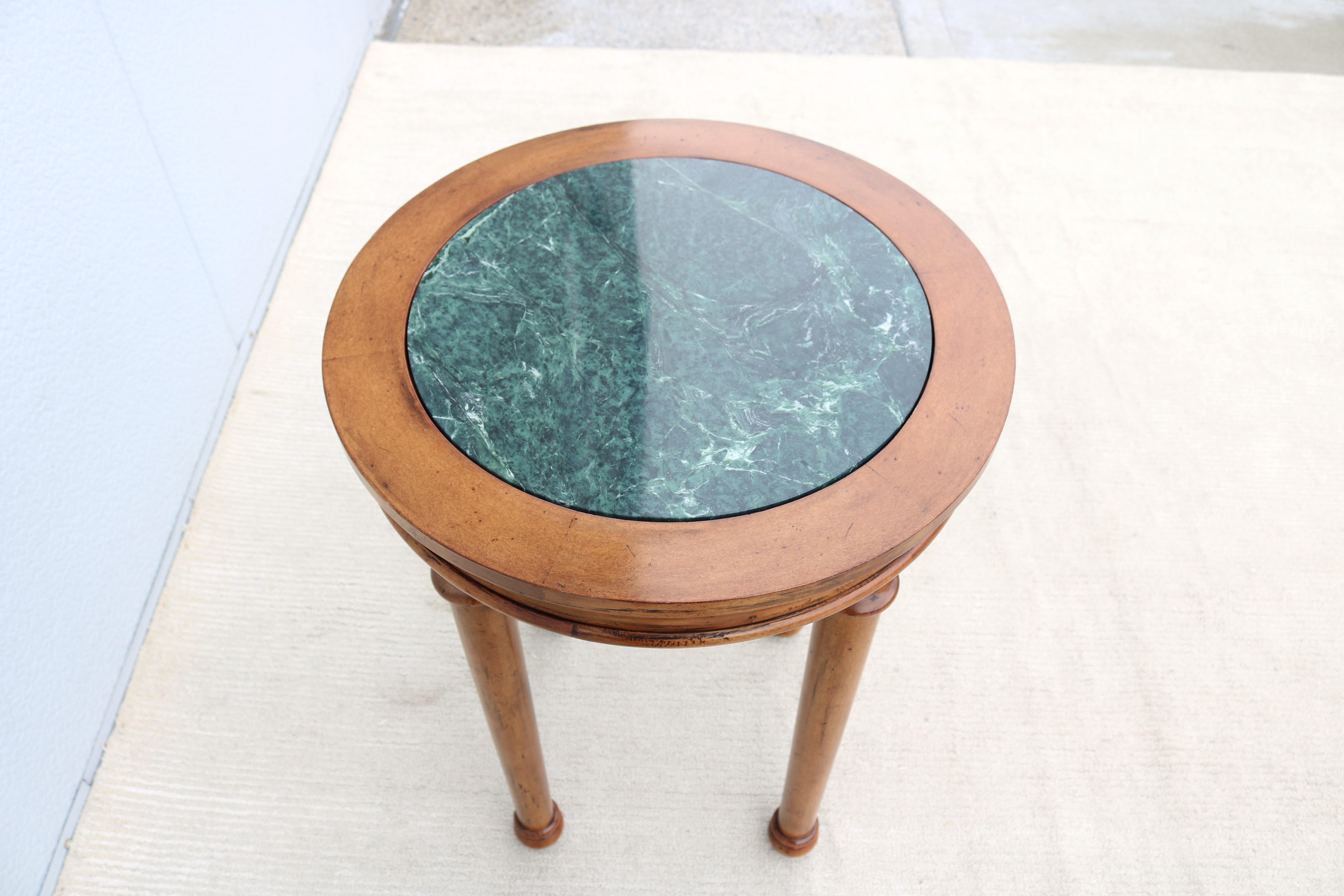 Table d'appoint haute de style français vintage en bois fruitier vieilli et plateau en marbre vert en vente 7
