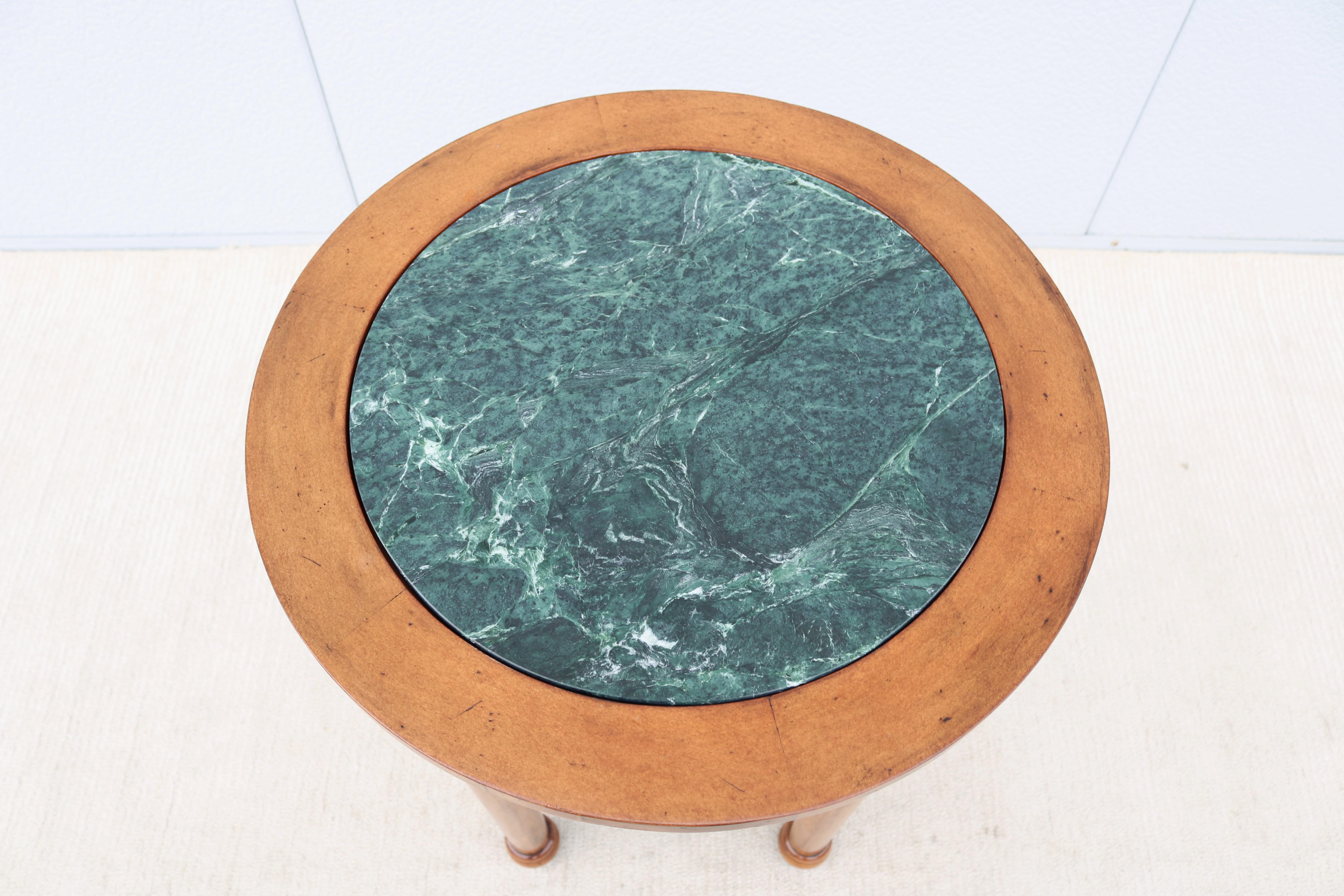 Table d'appoint haute de style français vintage en bois fruitier vieilli et plateau en marbre vert en vente 8
