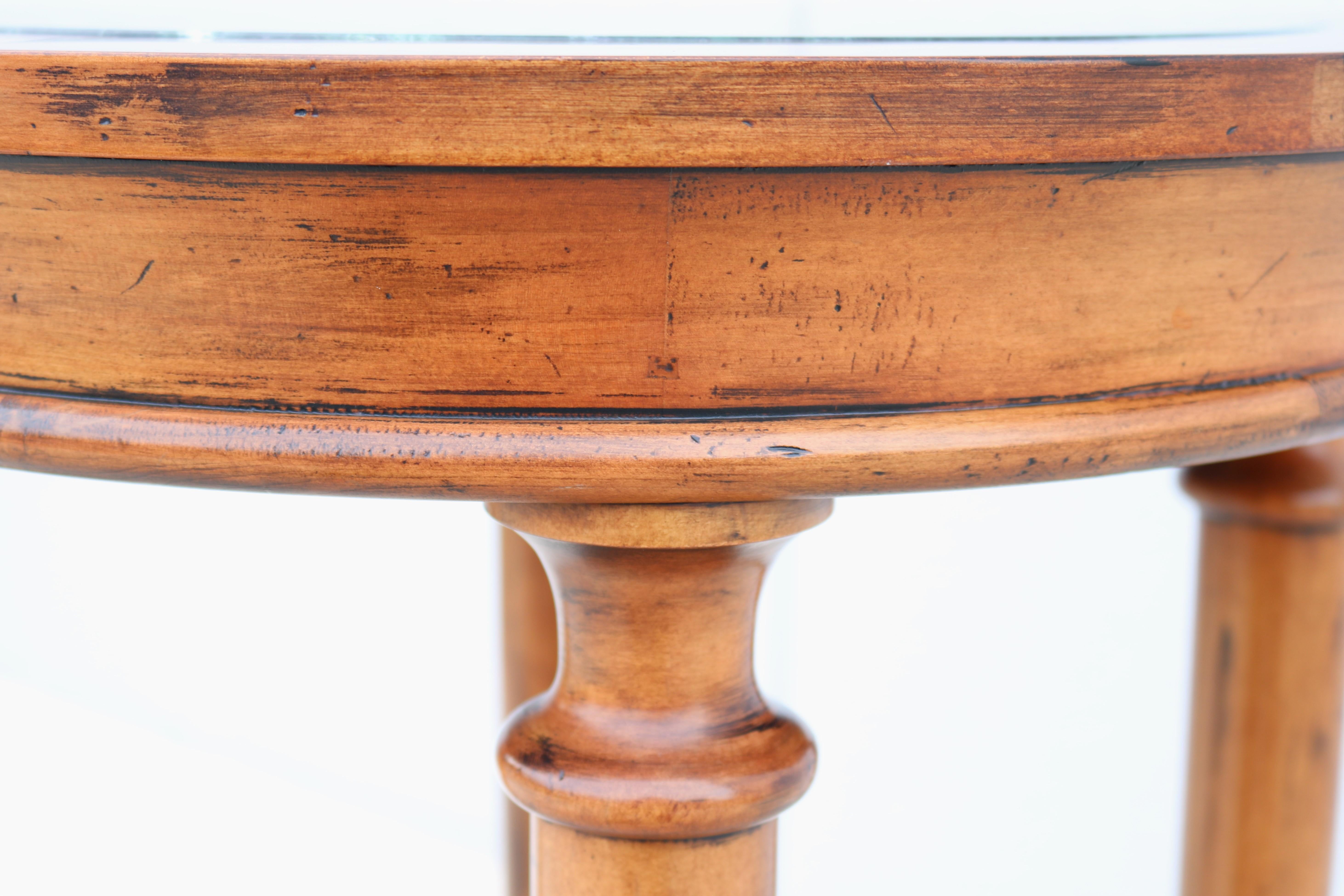 Table d'appoint haute de style français vintage en bois fruitier vieilli et plateau en marbre vert en vente 9