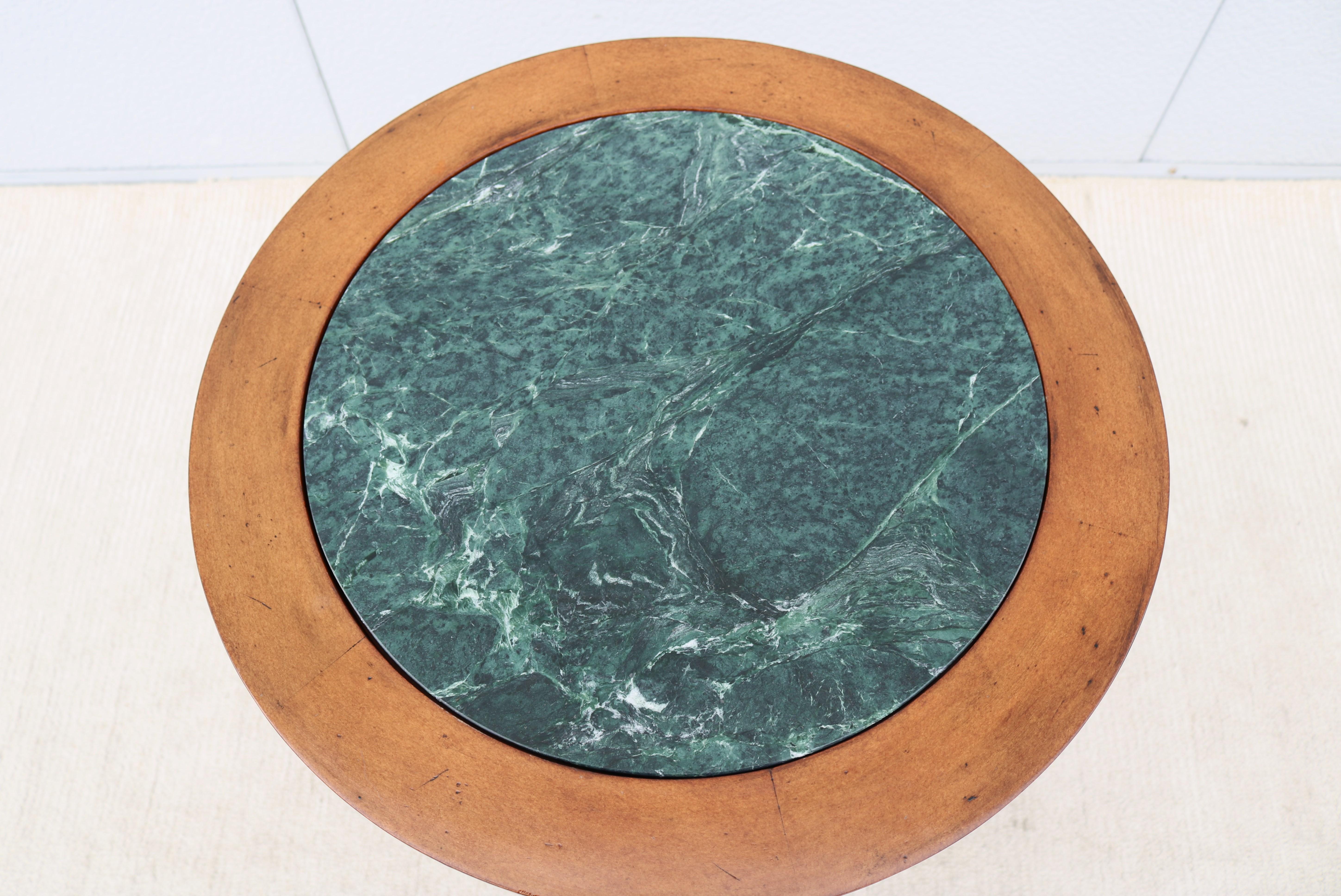 Table d'appoint haute de style français vintage en bois fruitier vieilli et plateau en marbre vert en vente 10