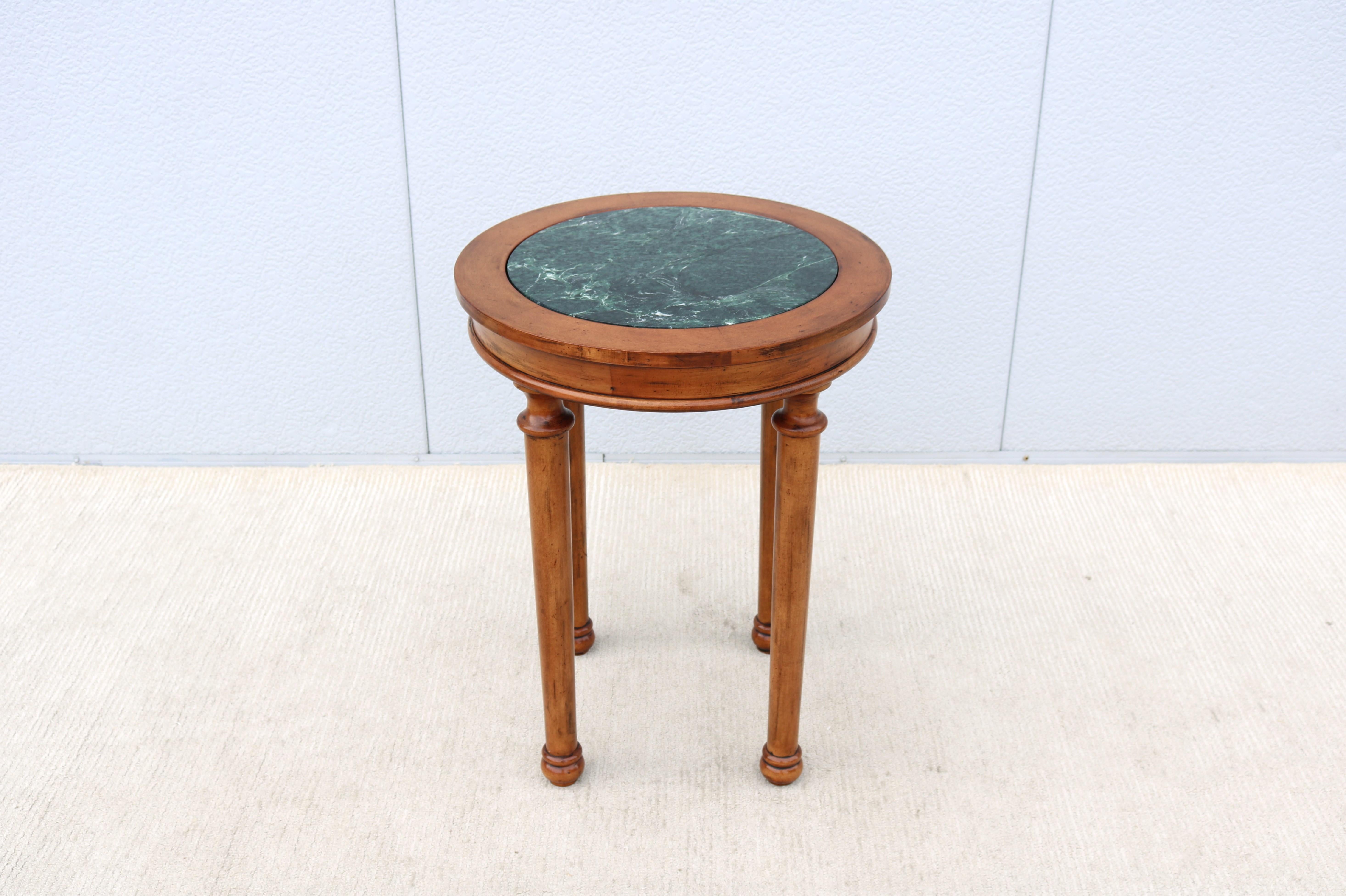 Superbe table d'appoint/table lumineuse ronde en bois fruitier vieilli de style français.
Un style classique, intemporel et luxueux inspiré du design français des 18e et 19e siècles.
Cette magnifique table allie le luxe que vous souhaitez à la