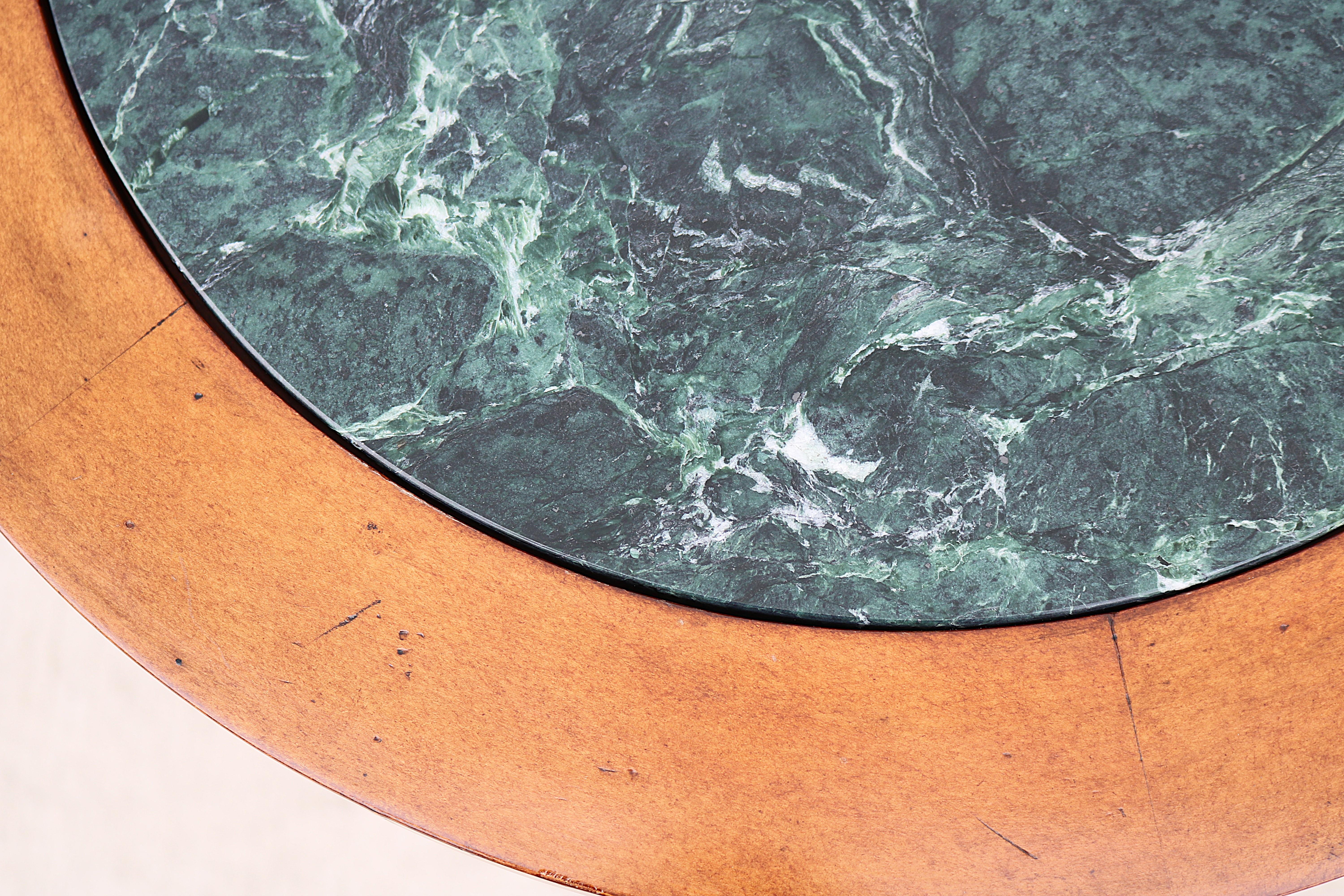Table d'appoint haute de style français vintage en bois fruitier vieilli et plateau en marbre vert en vente 12