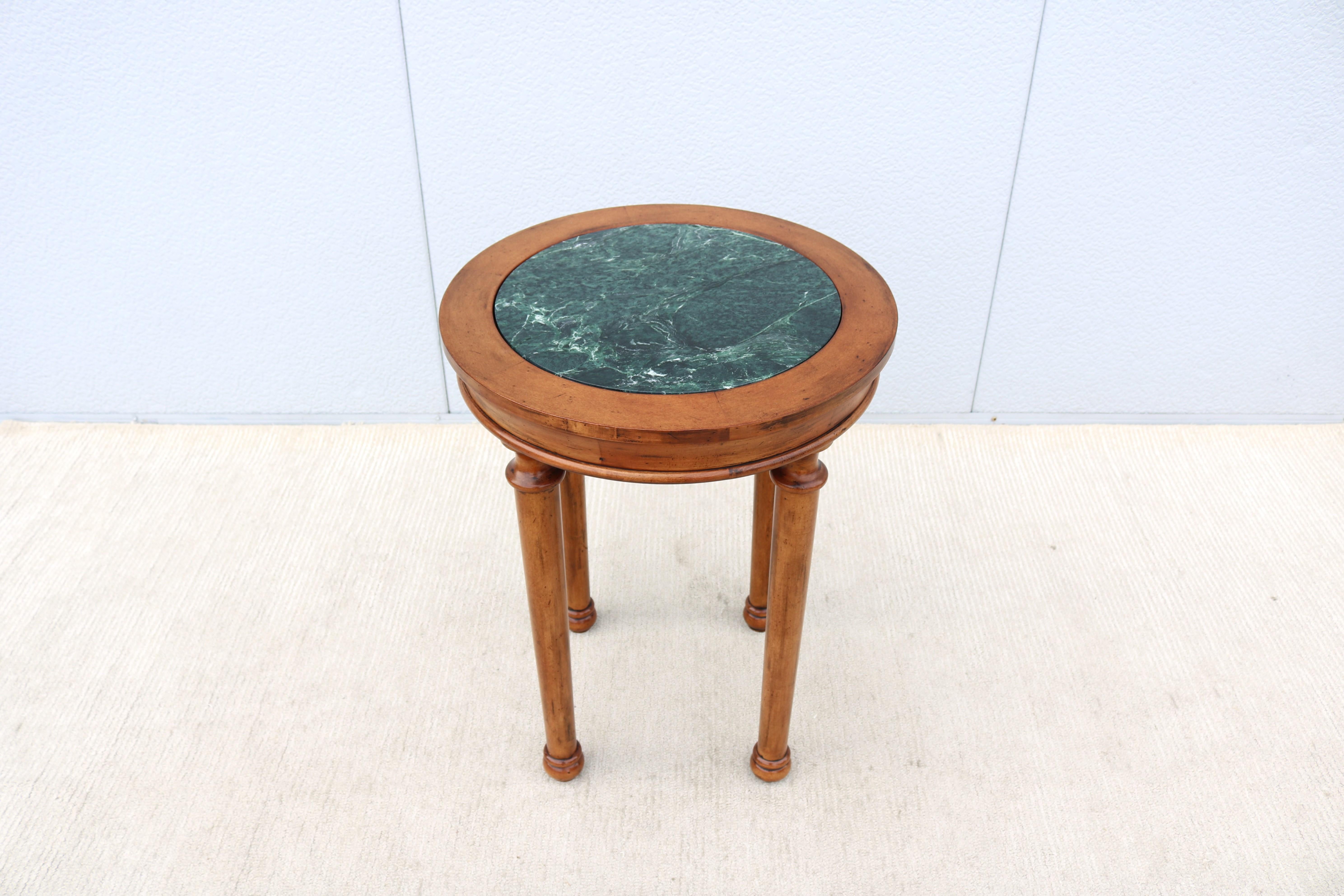 Provincial français Table d'appoint haute de style français vintage en bois fruitier vieilli et plateau en marbre vert en vente