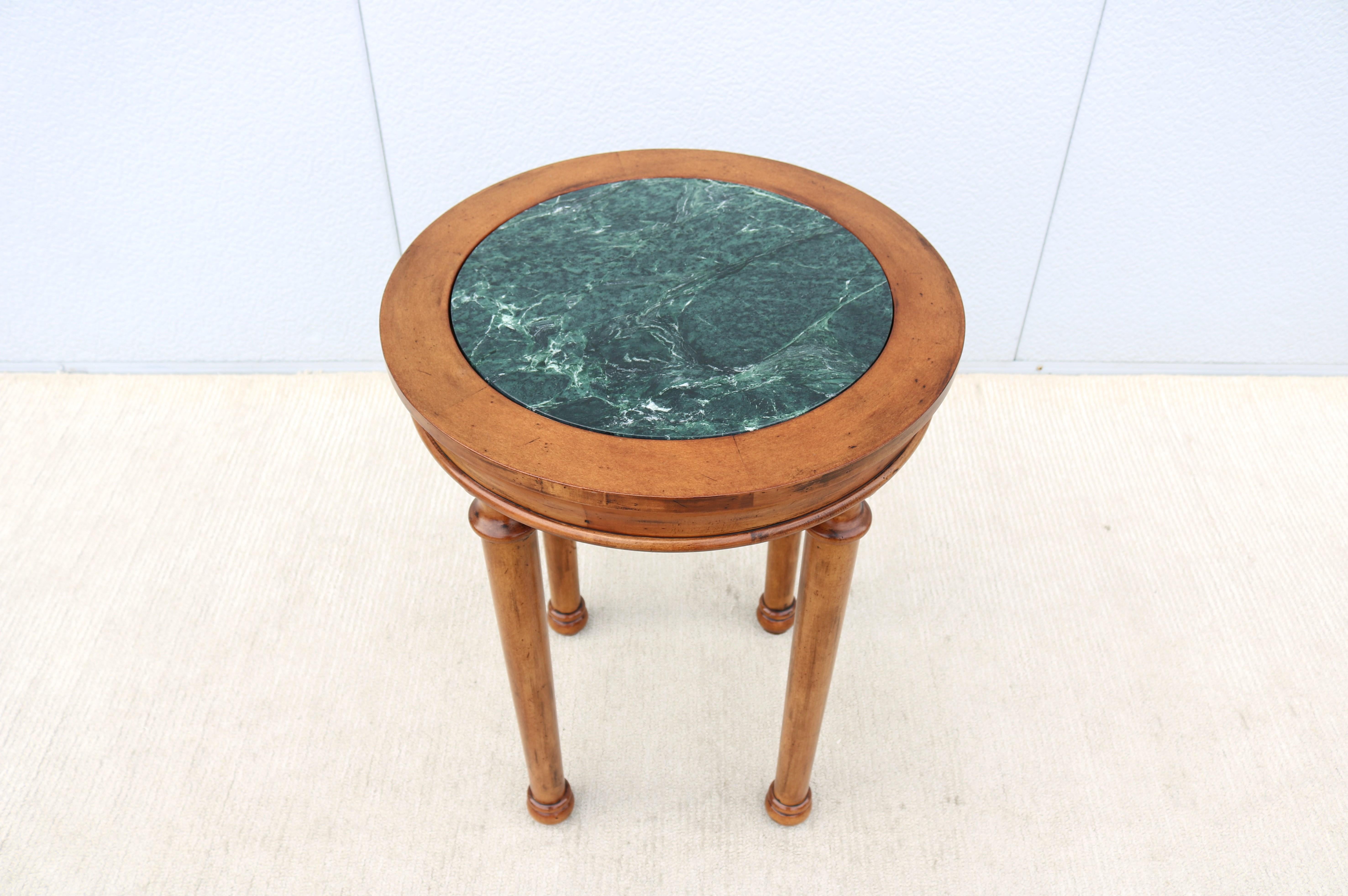 Français Table d'appoint haute de style français vintage en bois fruitier vieilli et plateau en marbre vert en vente