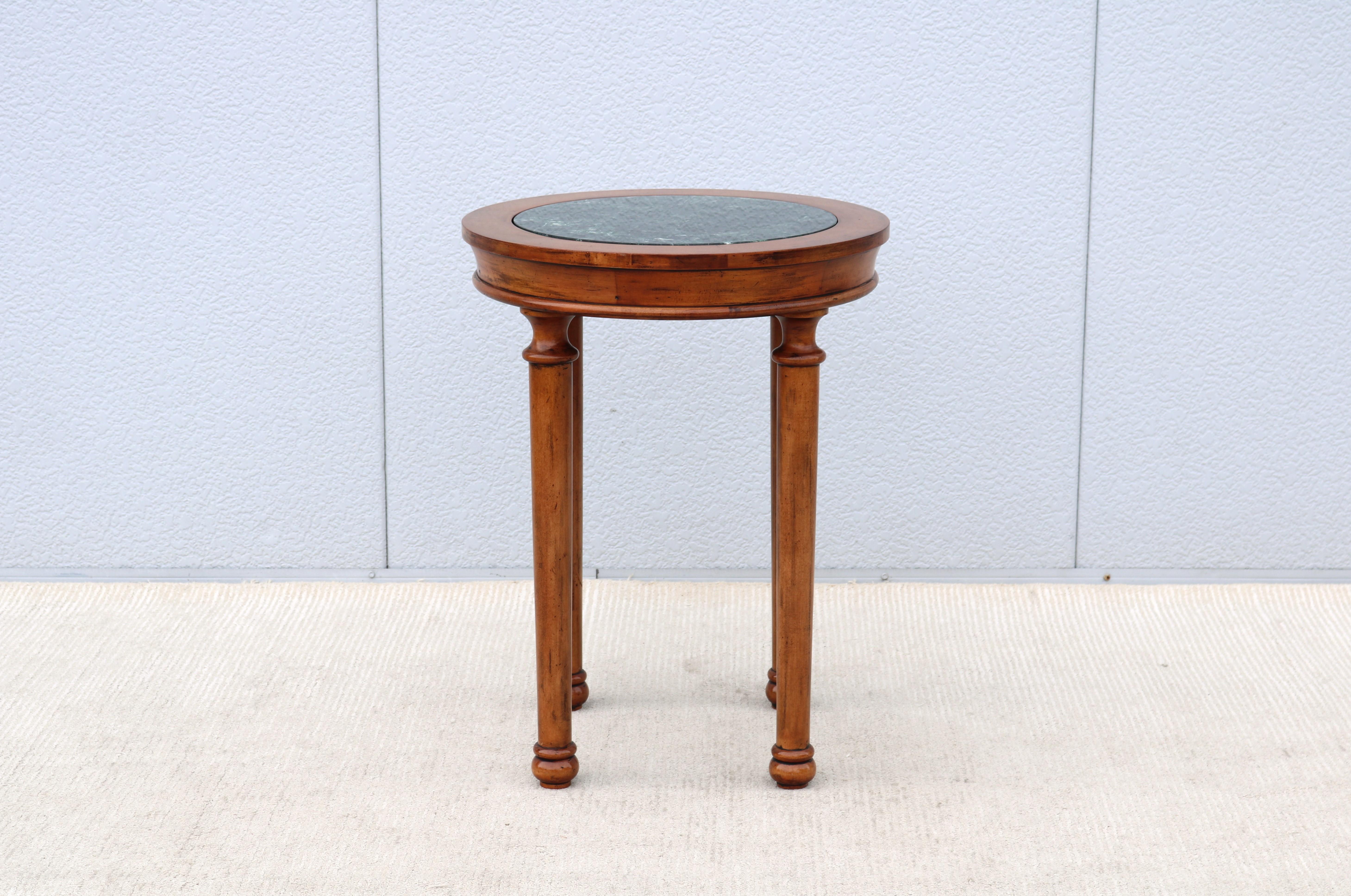 Sculpté Table d'appoint haute de style français vintage en bois fruitier vieilli et plateau en marbre vert en vente