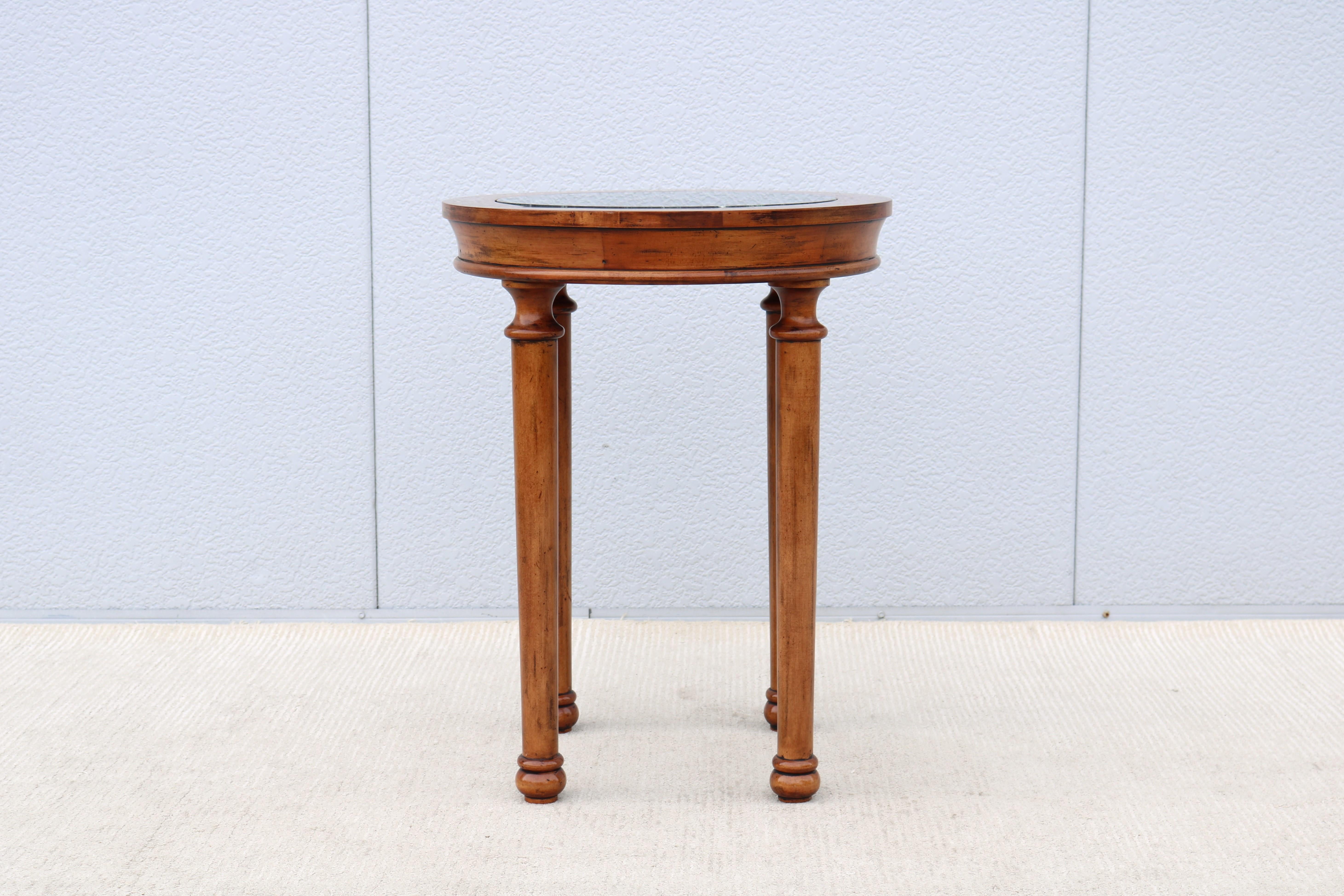 Table d'appoint haute de style français vintage en bois fruitier vieilli et plateau en marbre vert Excellent état - En vente à Secaucus, NJ