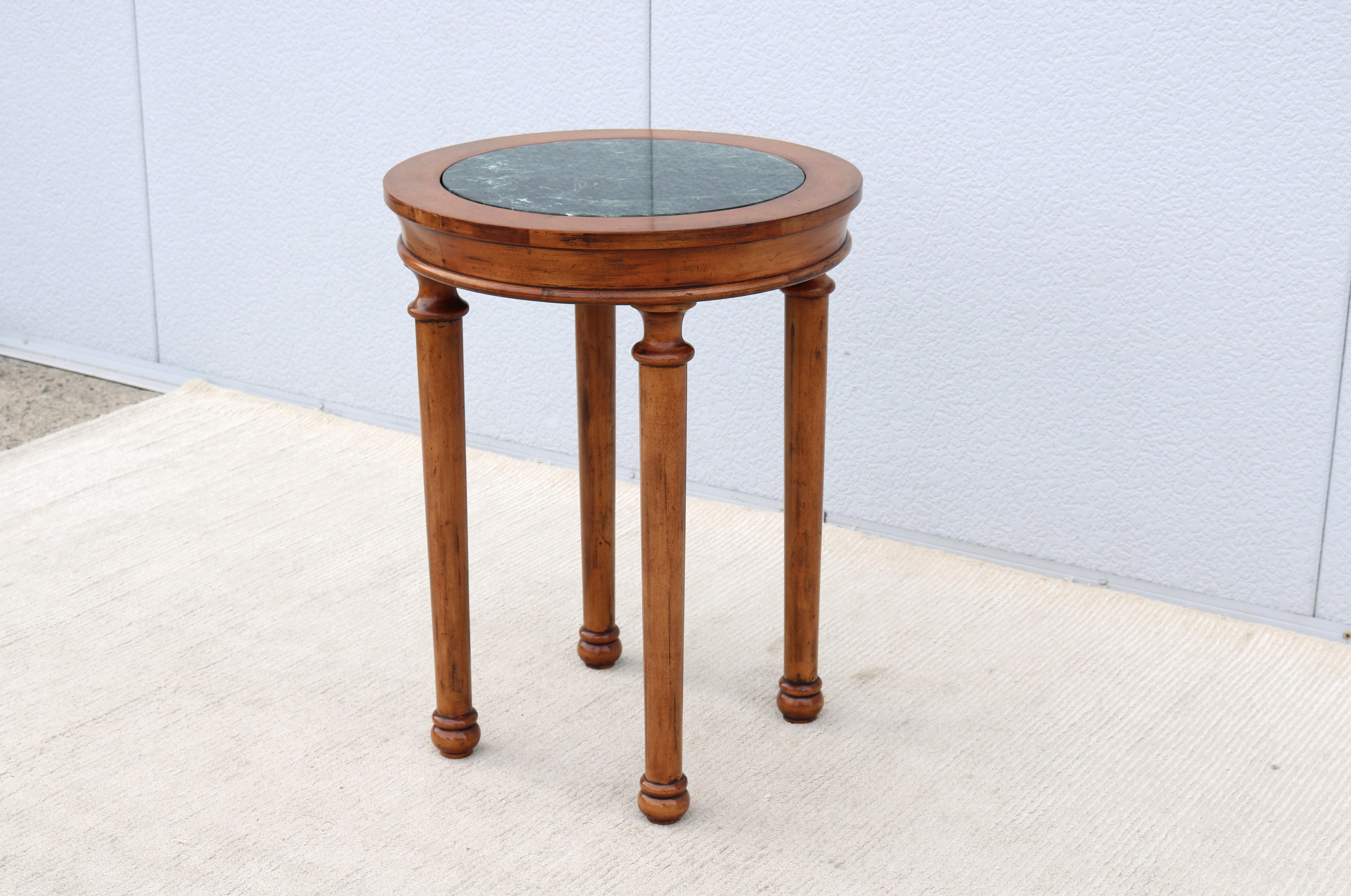 20ième siècle Table d'appoint haute de style français vintage en bois fruitier vieilli et plateau en marbre vert en vente