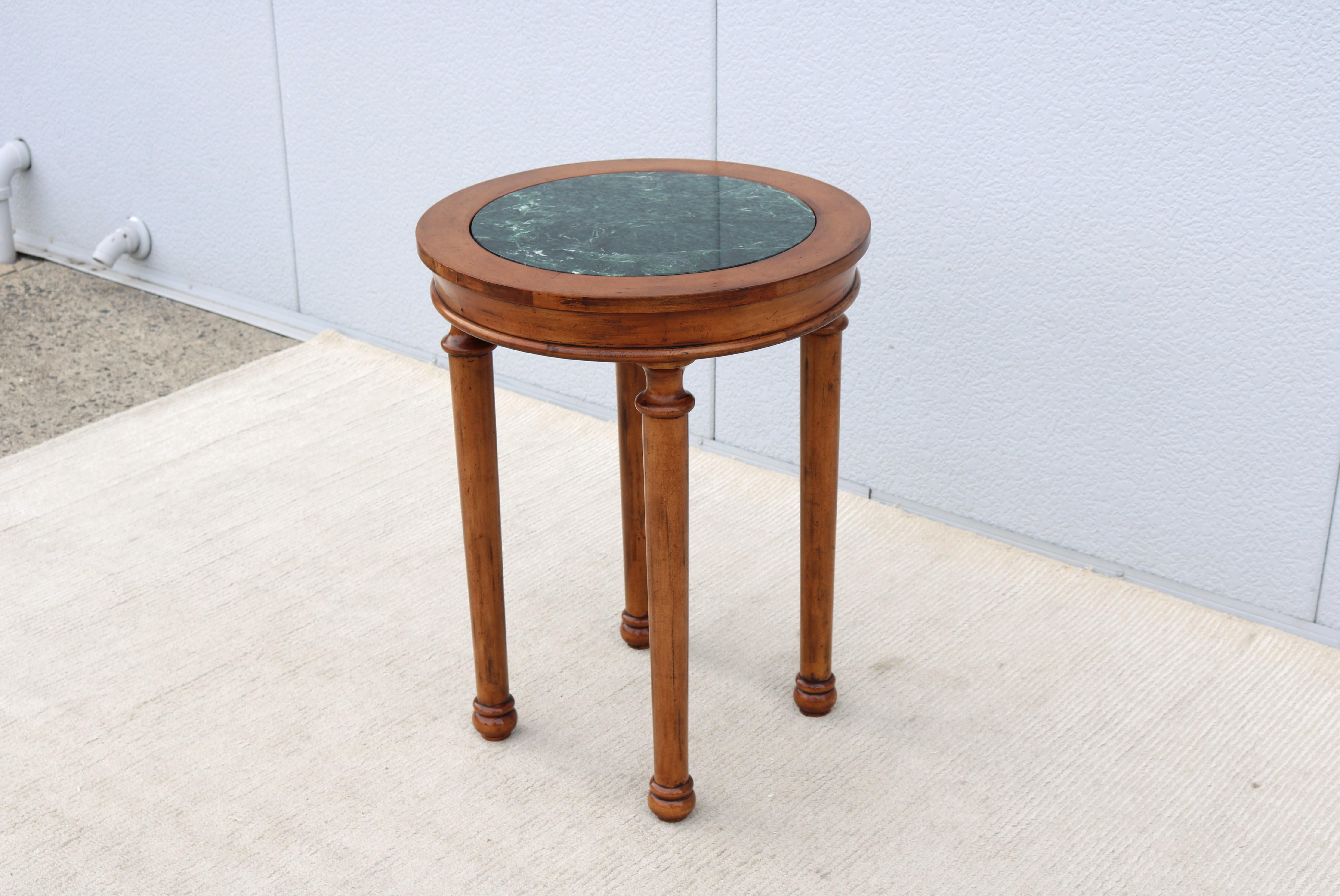 Marbre Table d'appoint haute de style français vintage en bois fruitier vieilli et plateau en marbre vert en vente