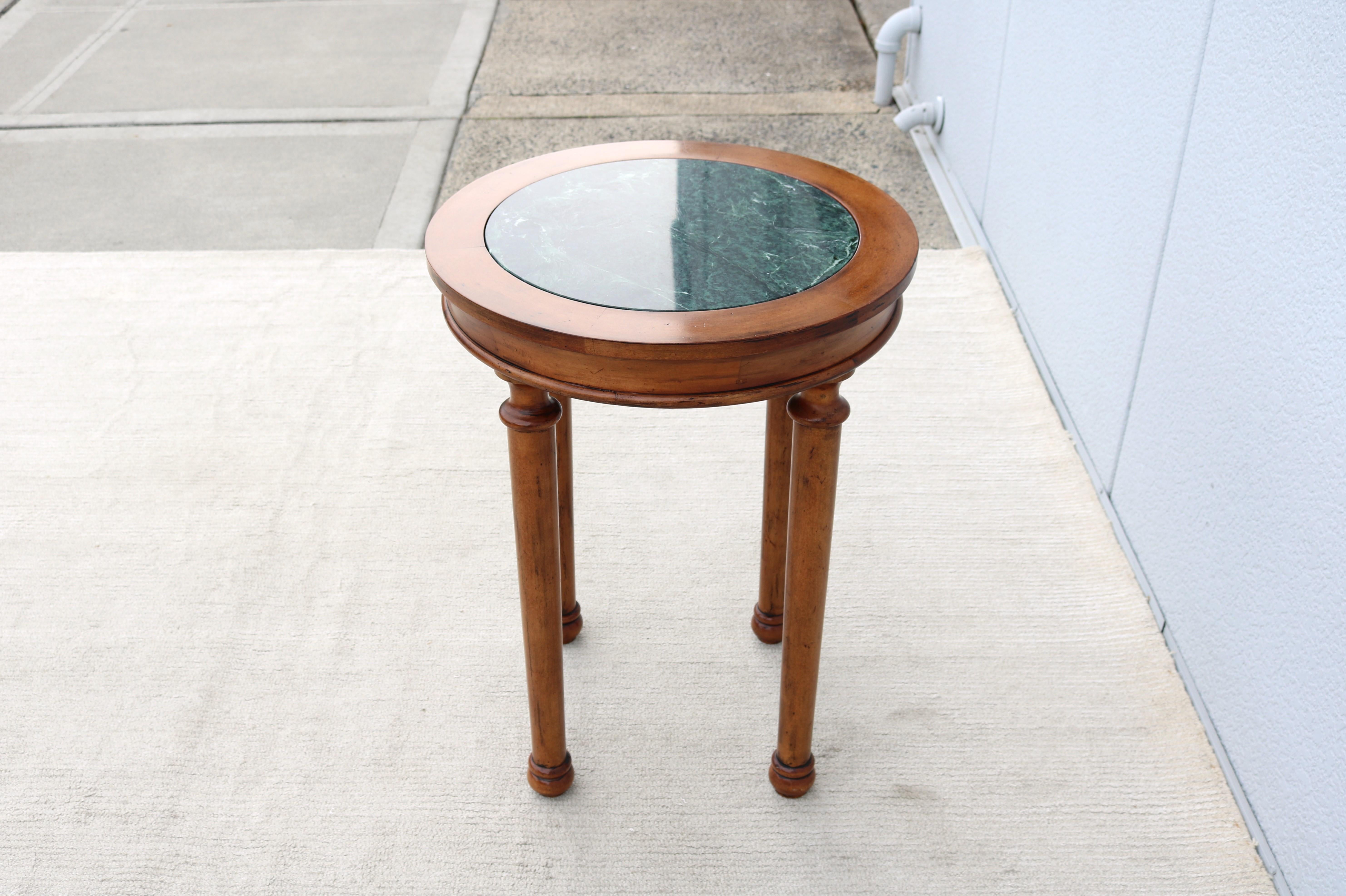 Table d'appoint haute de style français vintage en bois fruitier vieilli et plateau en marbre vert en vente 1
