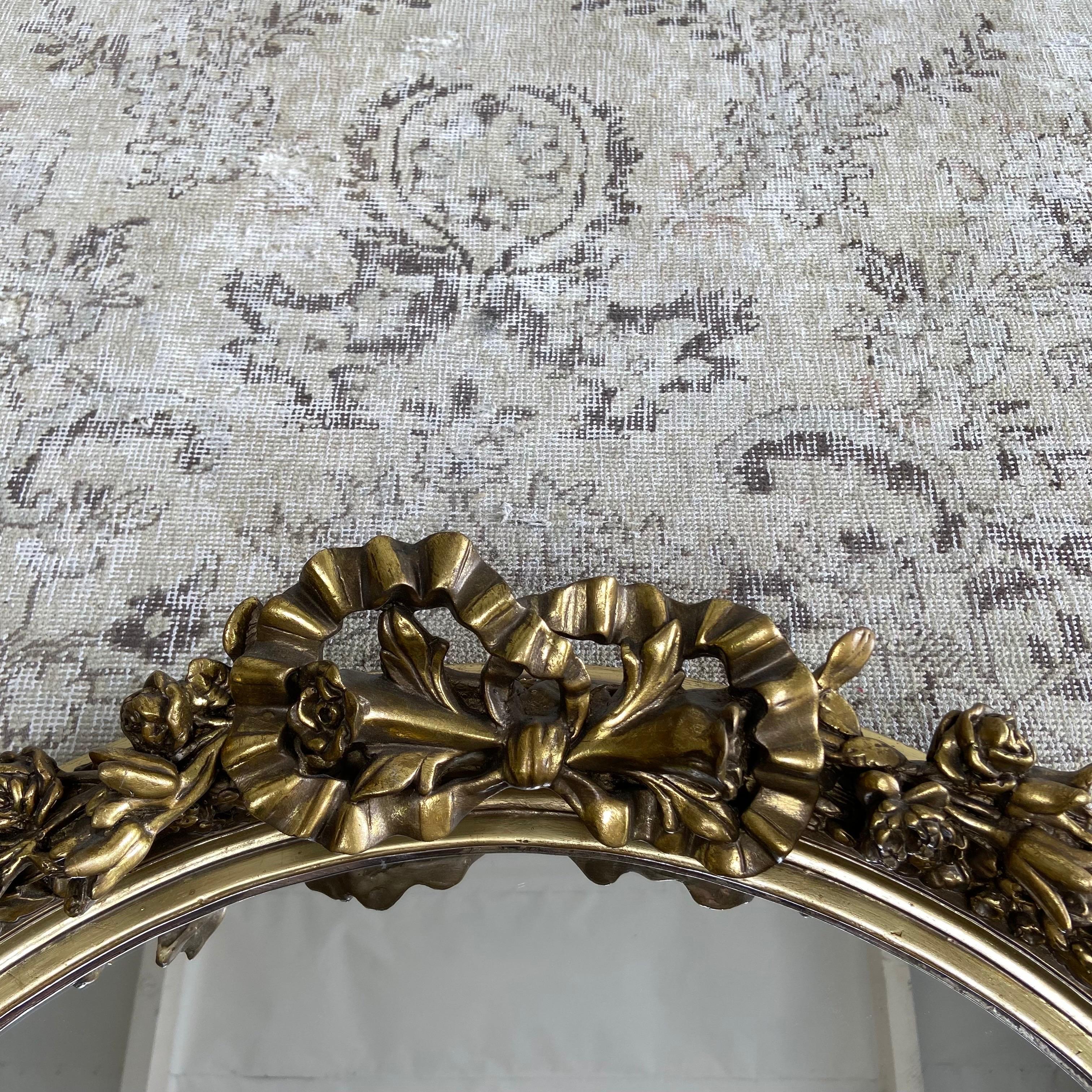 Ovaler Spiegel aus vergoldetem Holz im französischen Stil mit Schleifen und Rosen im Zustand „Gut“ im Angebot in Brea, CA
