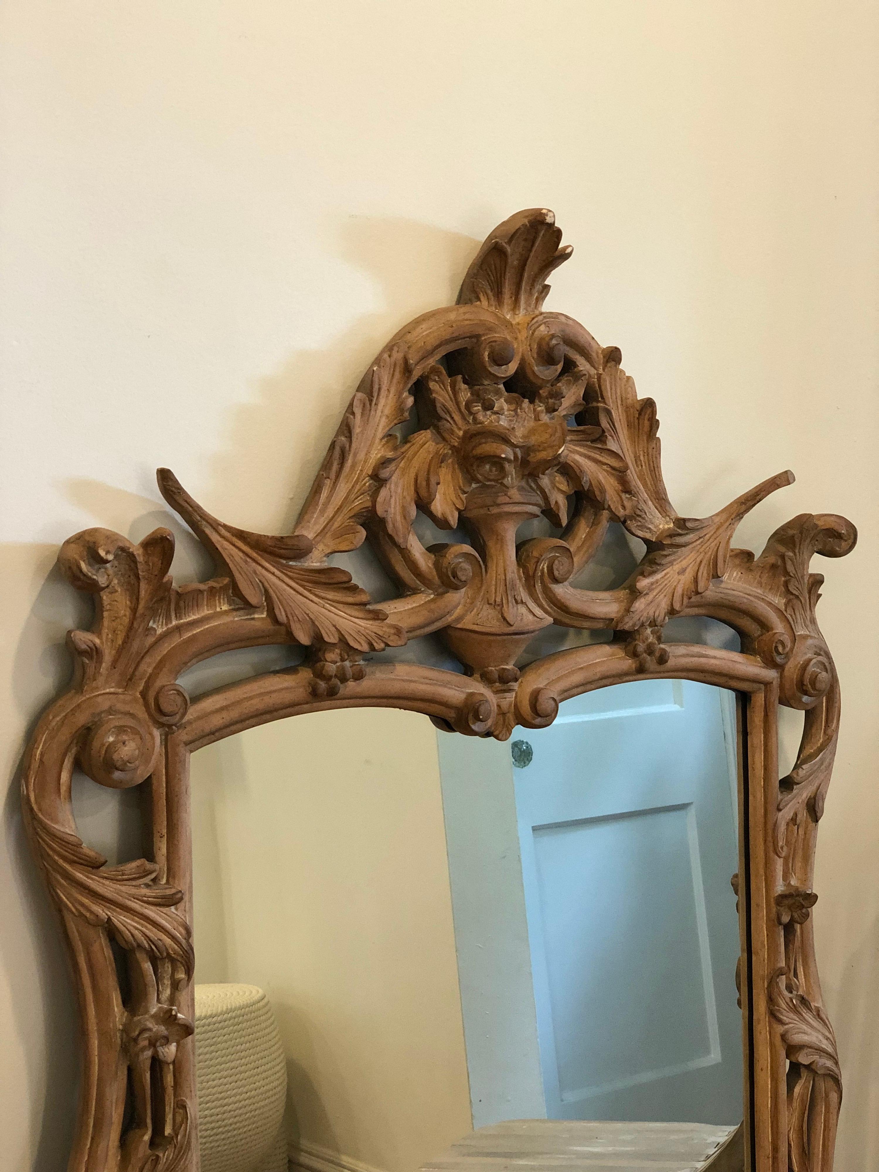 Handgeschnitzter Spiegel im französischen Stil, rohe Oberfläche (Französische Provence) im Angebot