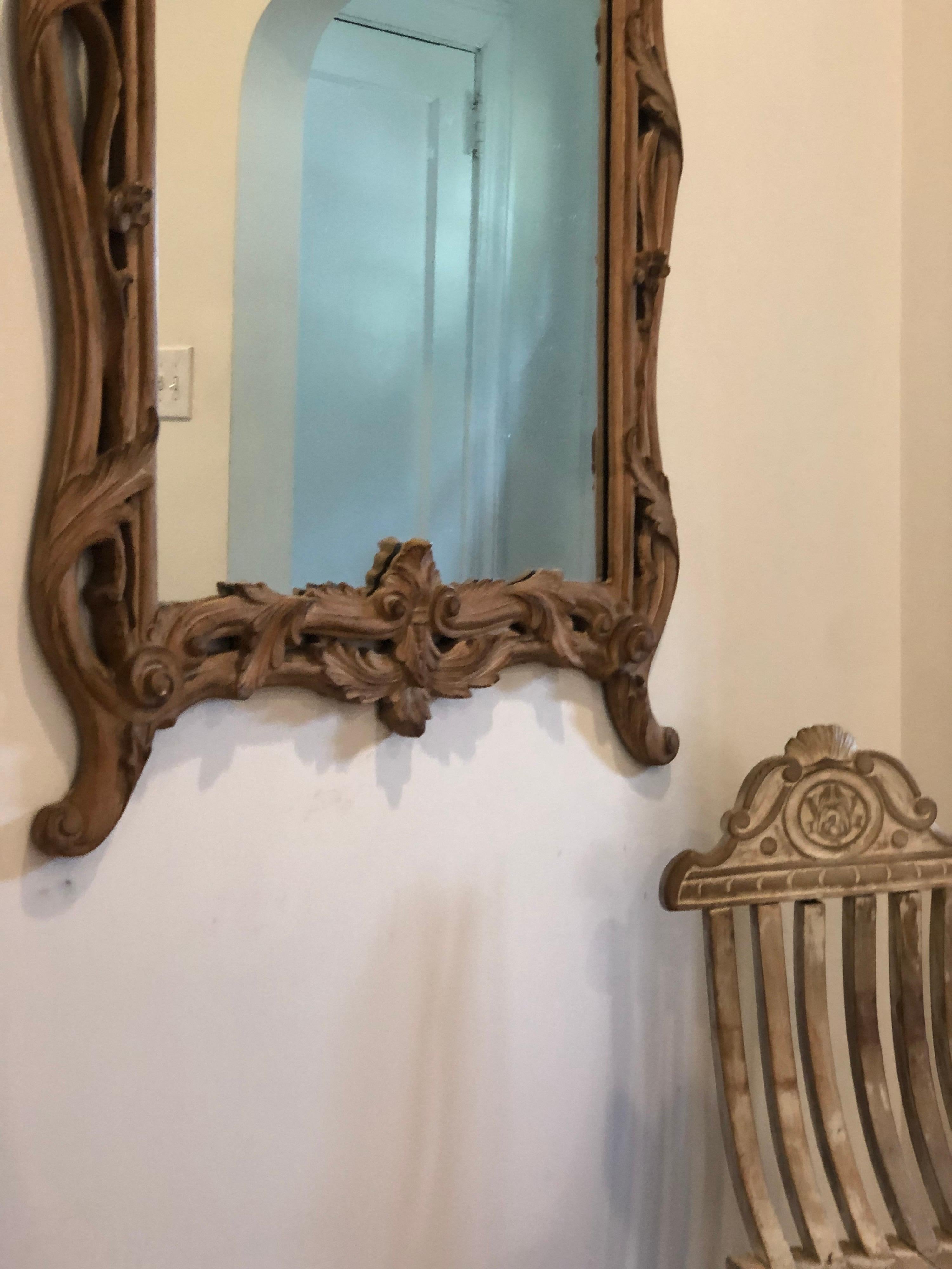 Handgeschnitzter Spiegel im französischen Stil, rohe Oberfläche (20. Jahrhundert) im Angebot