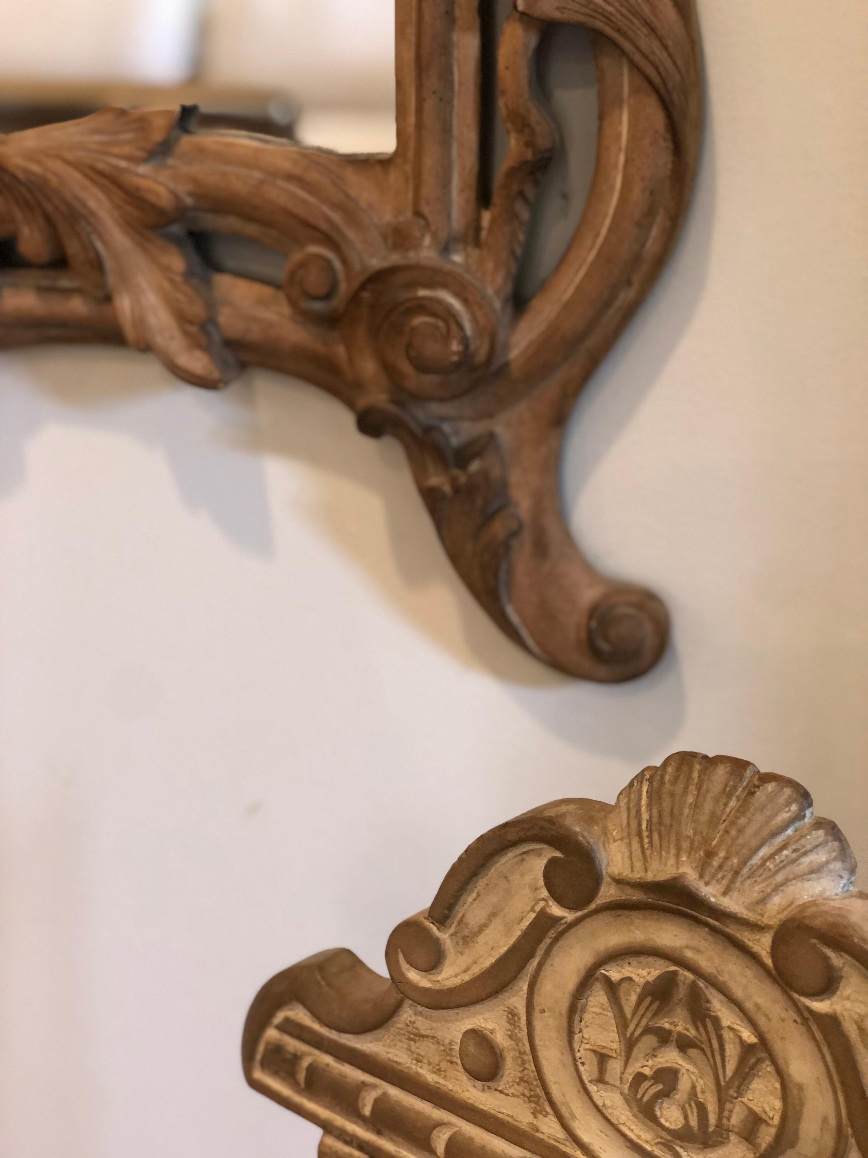 Handgeschnitzter Spiegel im französischen Stil, rohe Oberfläche (Holz) im Angebot