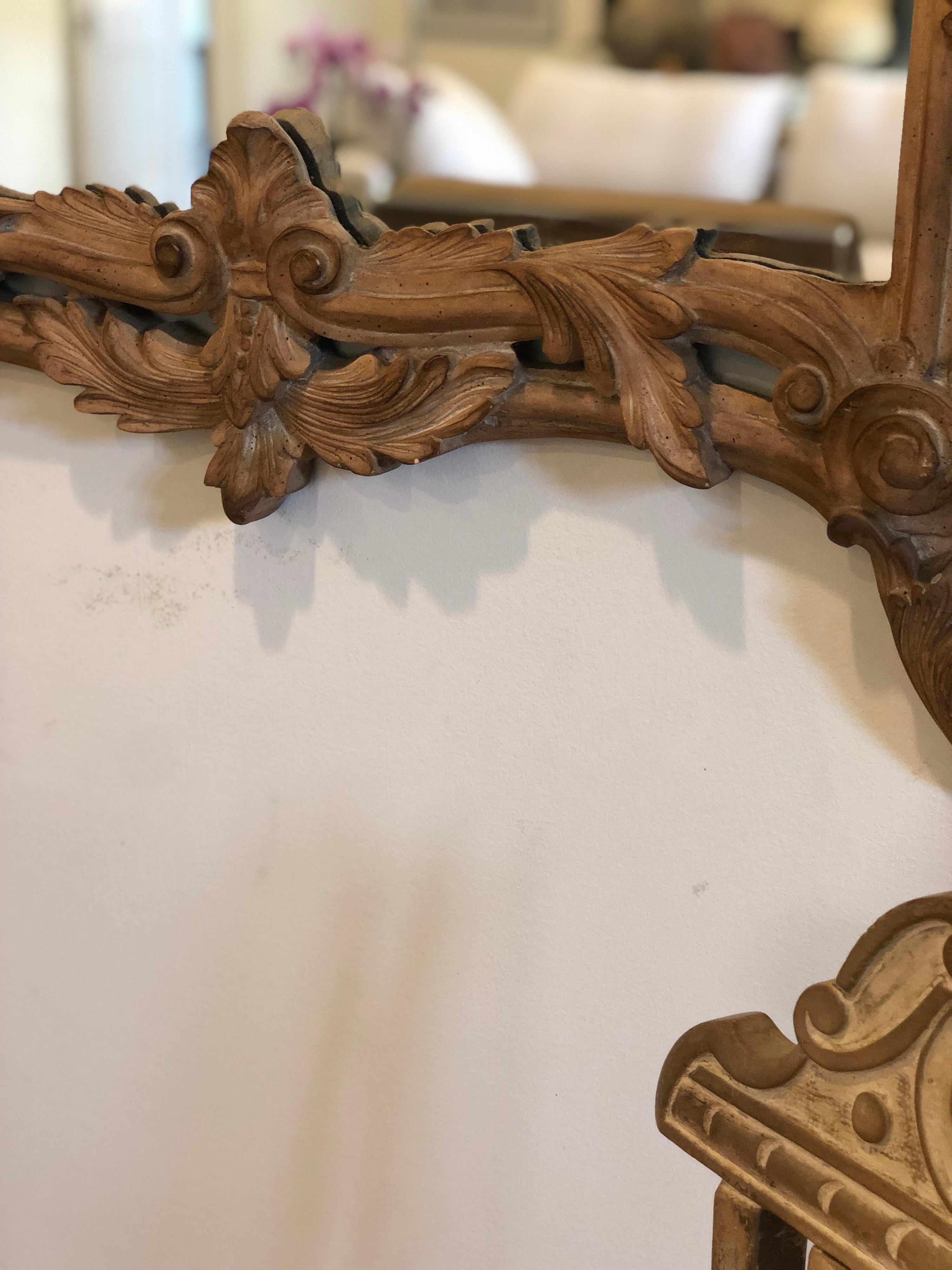 Miroir vintage de style français sculpté à la main, finition brute en vente 1