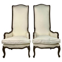 Paire de fauteuils trônes à haut dossier de style français vintage