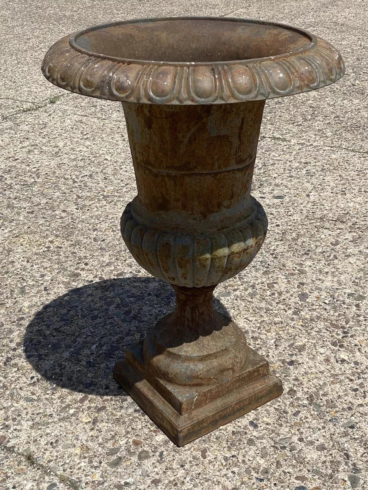 Bitte teilen Sie uns Ihre Postleitzahl mit, um ein günstigeres Angebot für den Versand innerhalb der USA anzufordern.

Vintage French Empire Style Large 37