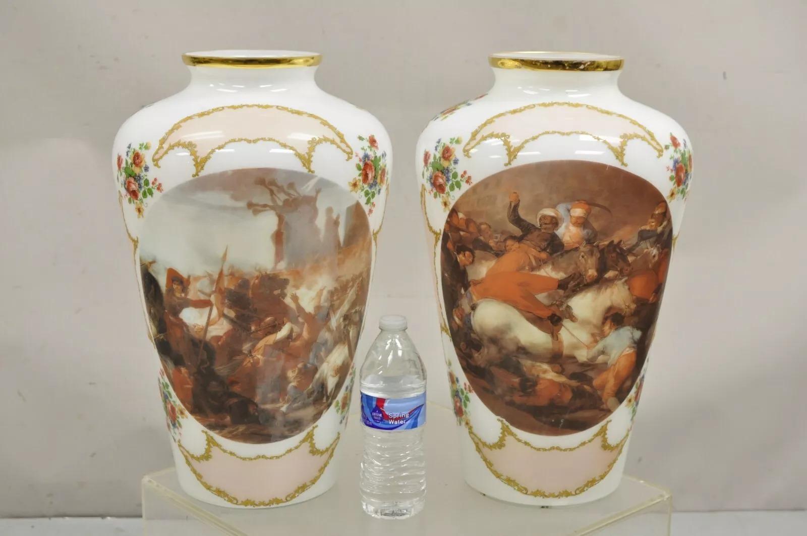Vasi grandi in vetro soffiato bianco con scena di trasferimento in stile francese vintage - Una coppia. Circa alla fine del XX secolo. Misure: 18
