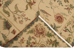 Tapis vintage en laine beige à motifs floraux à l'aiguille de style français
