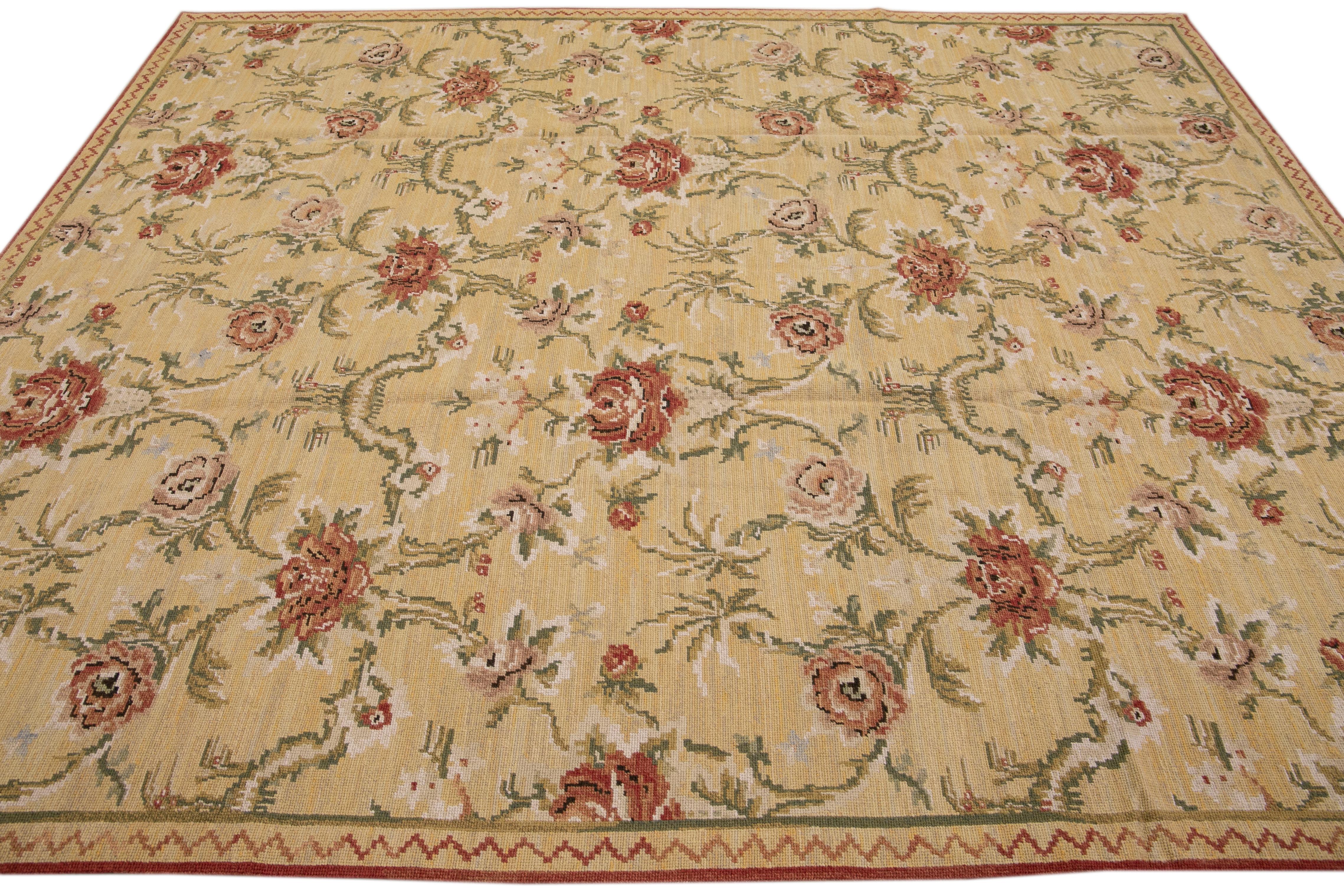 Provincial français Tapis vintage en laine beige à motifs floraux à l'aiguille de style français en vente