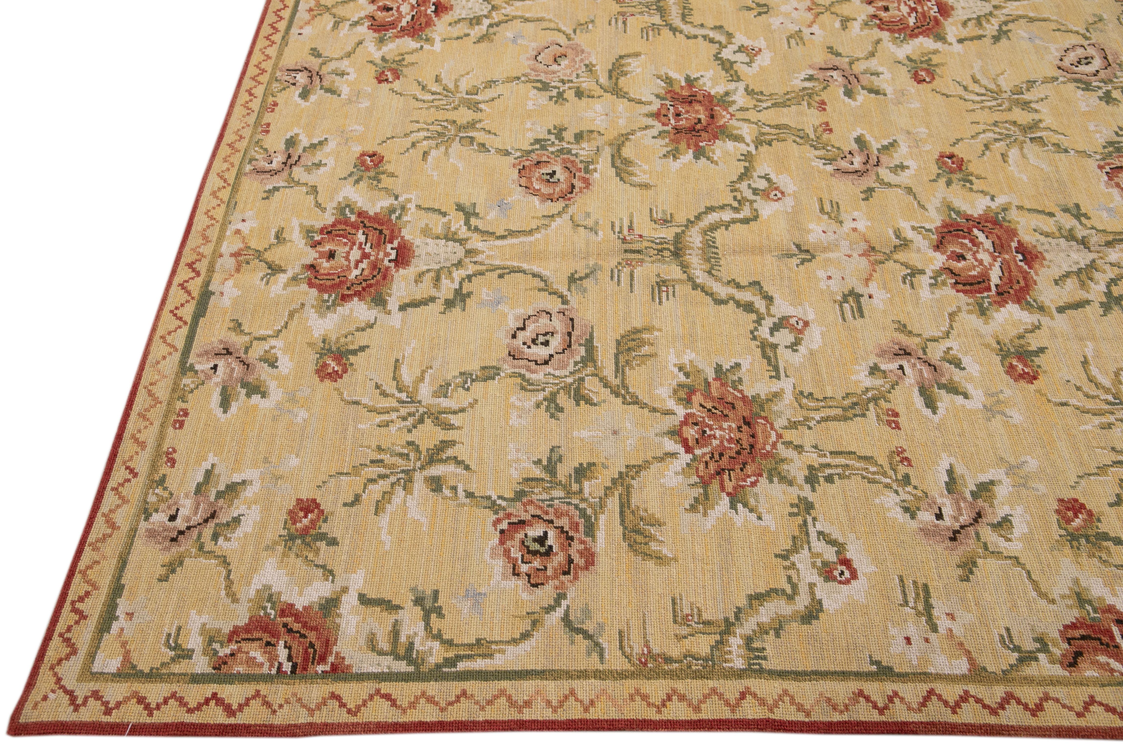 Portugais Tapis vintage en laine beige à motifs floraux à l'aiguille de style français en vente