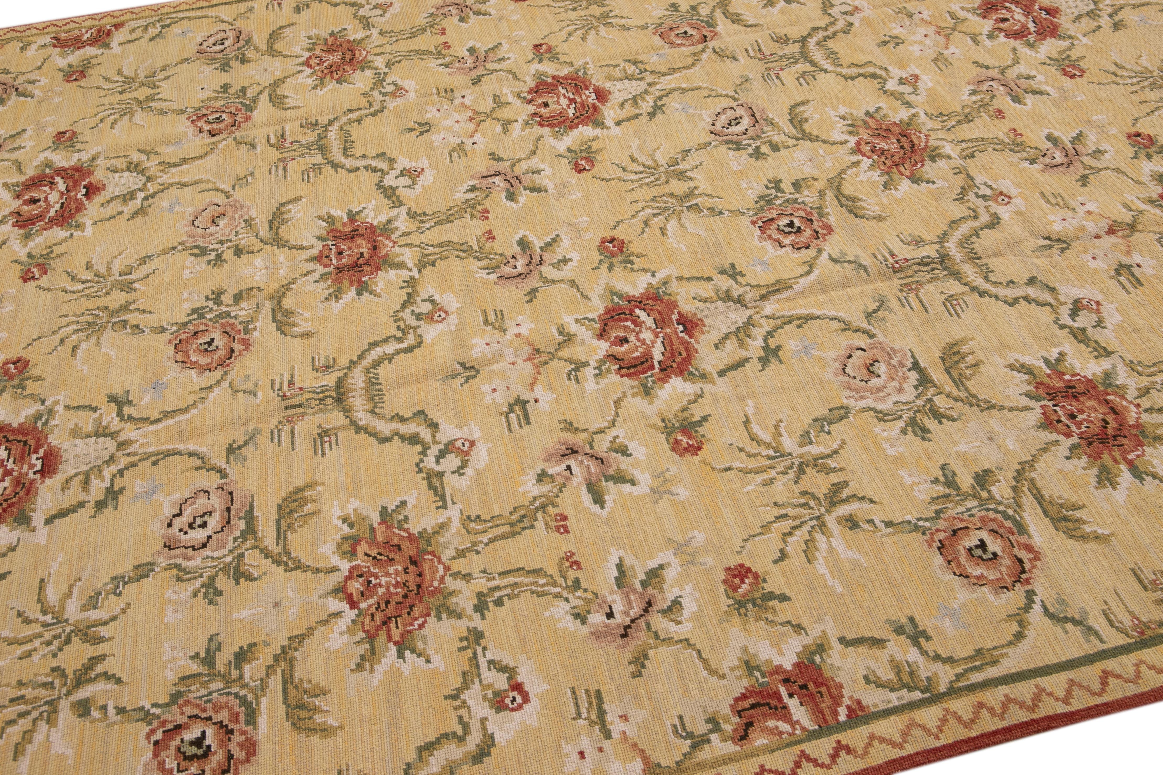 Tapisserie à l'aiguille Tapis vintage en laine beige à motifs floraux à l'aiguille de style français en vente