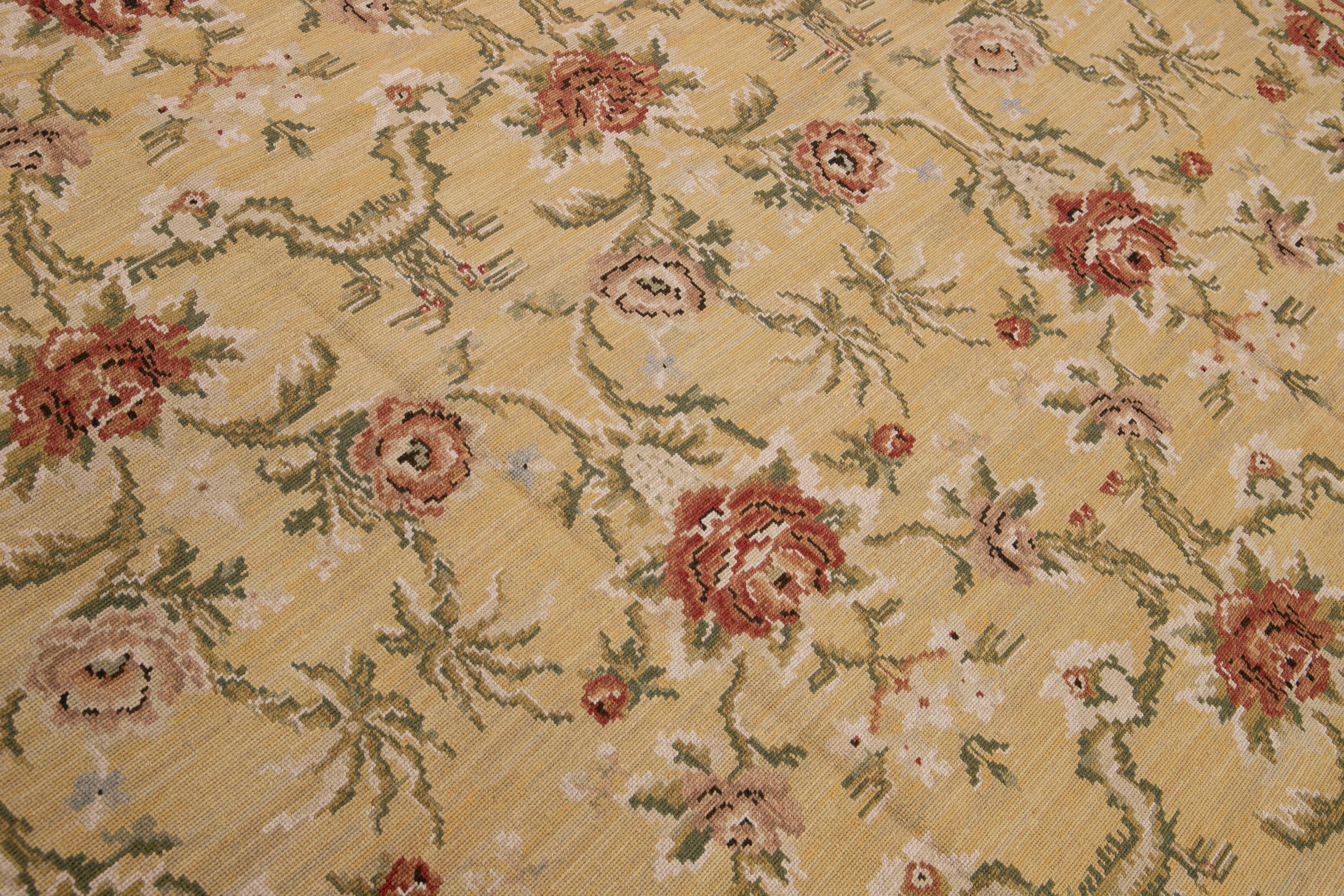 Tapis vintage en laine beige à motifs floraux à l'aiguille de style français en vente 1