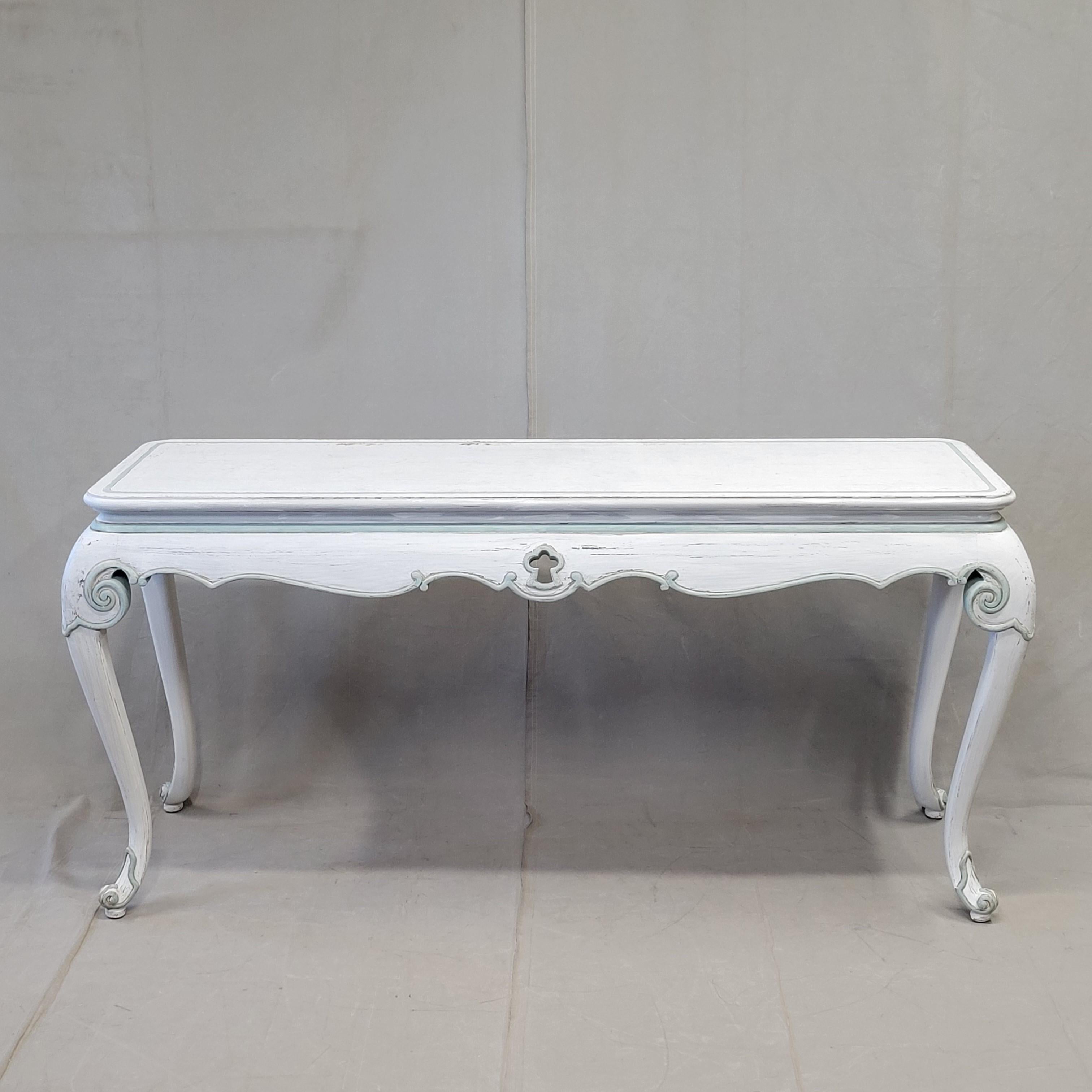Una encantadora consola de estilo francés pintada en blanco con detalles en azul y verde. Las bonitas patas cabriolé confieren a esta mesa unas líneas y un estilo únicos. Una pieza fuerte, preparada para muchos años de uso.
Estado acorde con la edad