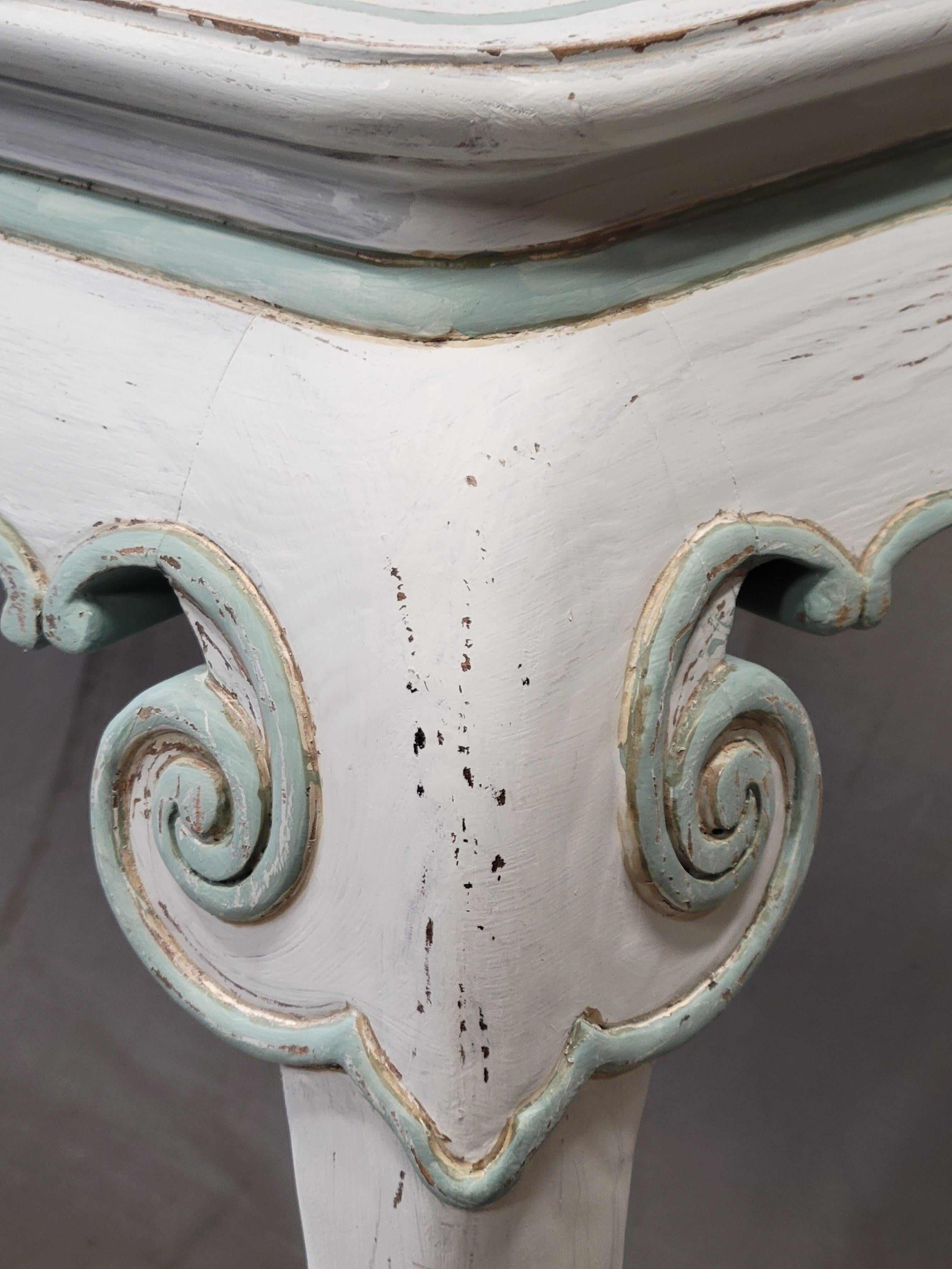 Mesa consola cabriole pintada estilo francés vintage en Bueno estado para la venta en Centennial, CO