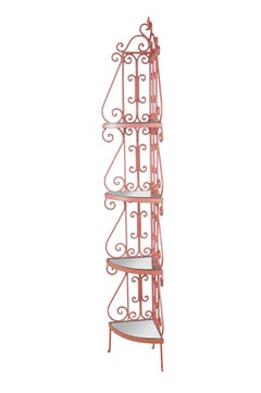 Etagère angolare a quattro ripiani in ferro battuto rosso con motivi a volute, in stile francese vintage