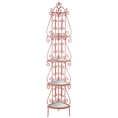 Etagère angolare a quattro ripiani in ferro battuto rosso con motivi a volute, in stile francese vintage