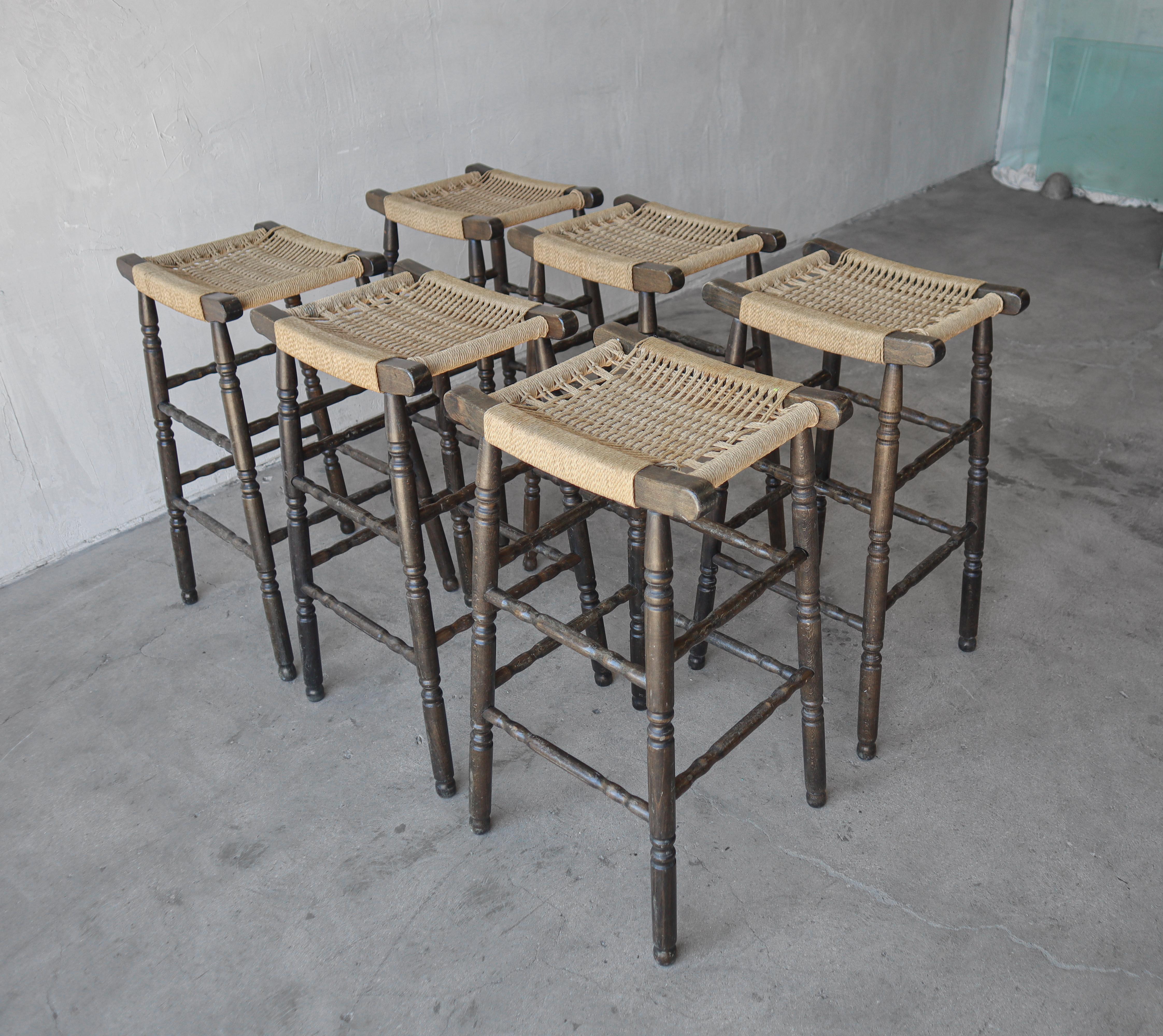 Bel ensemble de 6 tabourets de bar en bois fuseau foncé avec des sièges en jonc, donnant des vibrations françaises très antiques.

Tous les tabourets sont en bon état, présentant quelques signes minimes d'âge et d'usure dus à l'utilisation, ce qui