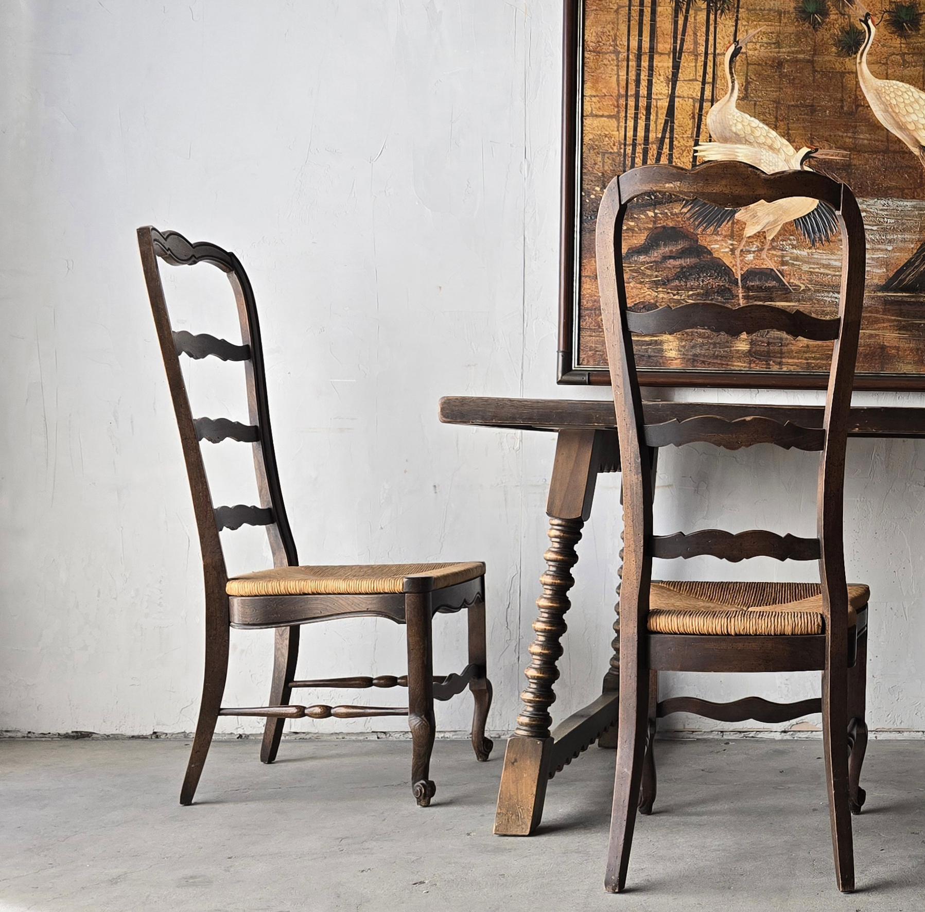 Sedie da pranzo in stile francese vintage con sedile in giunco - Set di 8 sedie in vendita 5