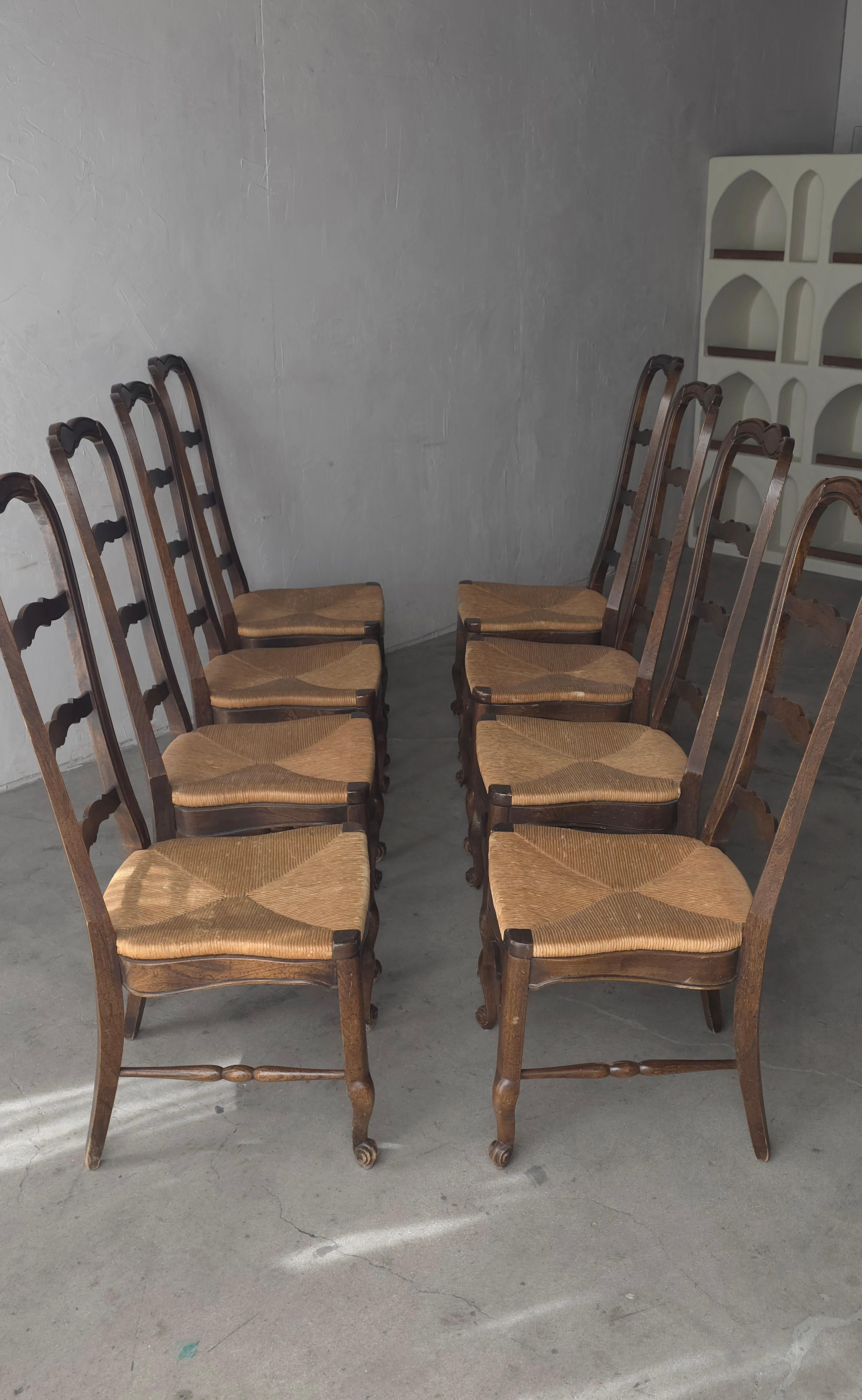 Sedie da pranzo in stile francese vintage con sedile in giunco - Set di 8 sedie in vendita 6