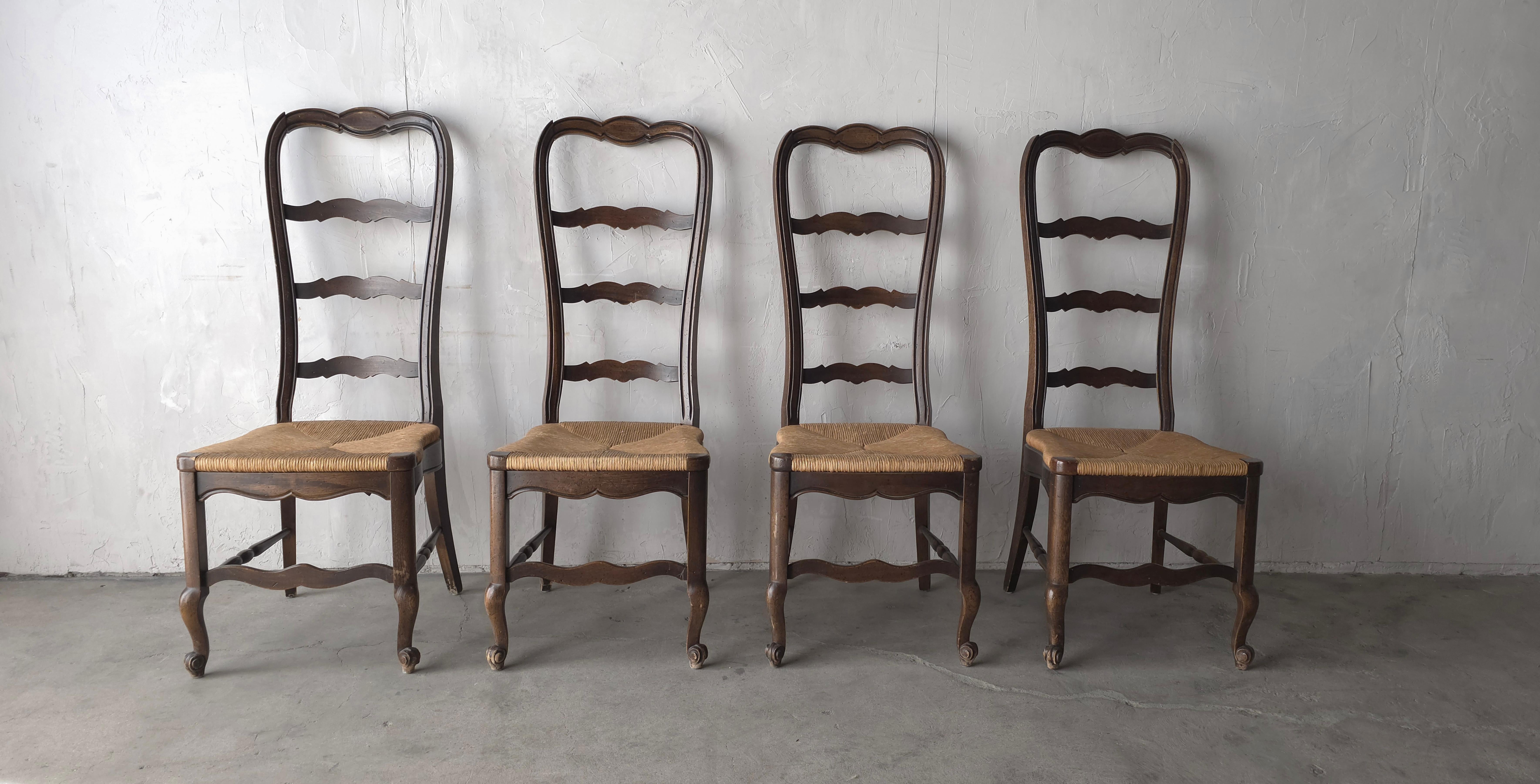 Un bel set di 8 sedie da pranzo vintage con schienale a scaletta in legno scuro e sedili in giunco, che conferiscono un'atmosfera da Antique French, molto popolare nelle attuali tendenze del design.

Tutte le sedie sono in buone condizioni d'epoca,