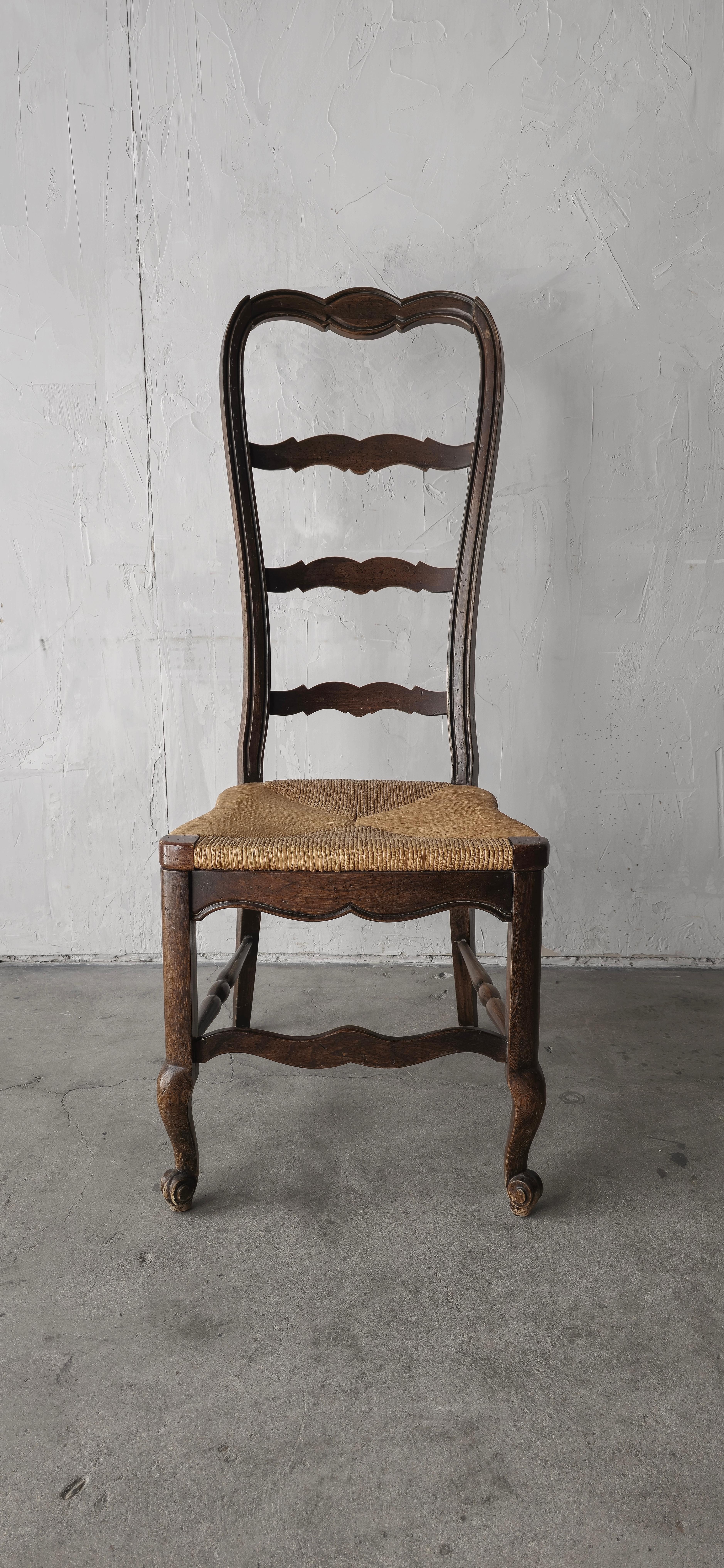 Sedie da pranzo in stile francese vintage con sedile in giunco - Set di 8 sedie in vendita 1